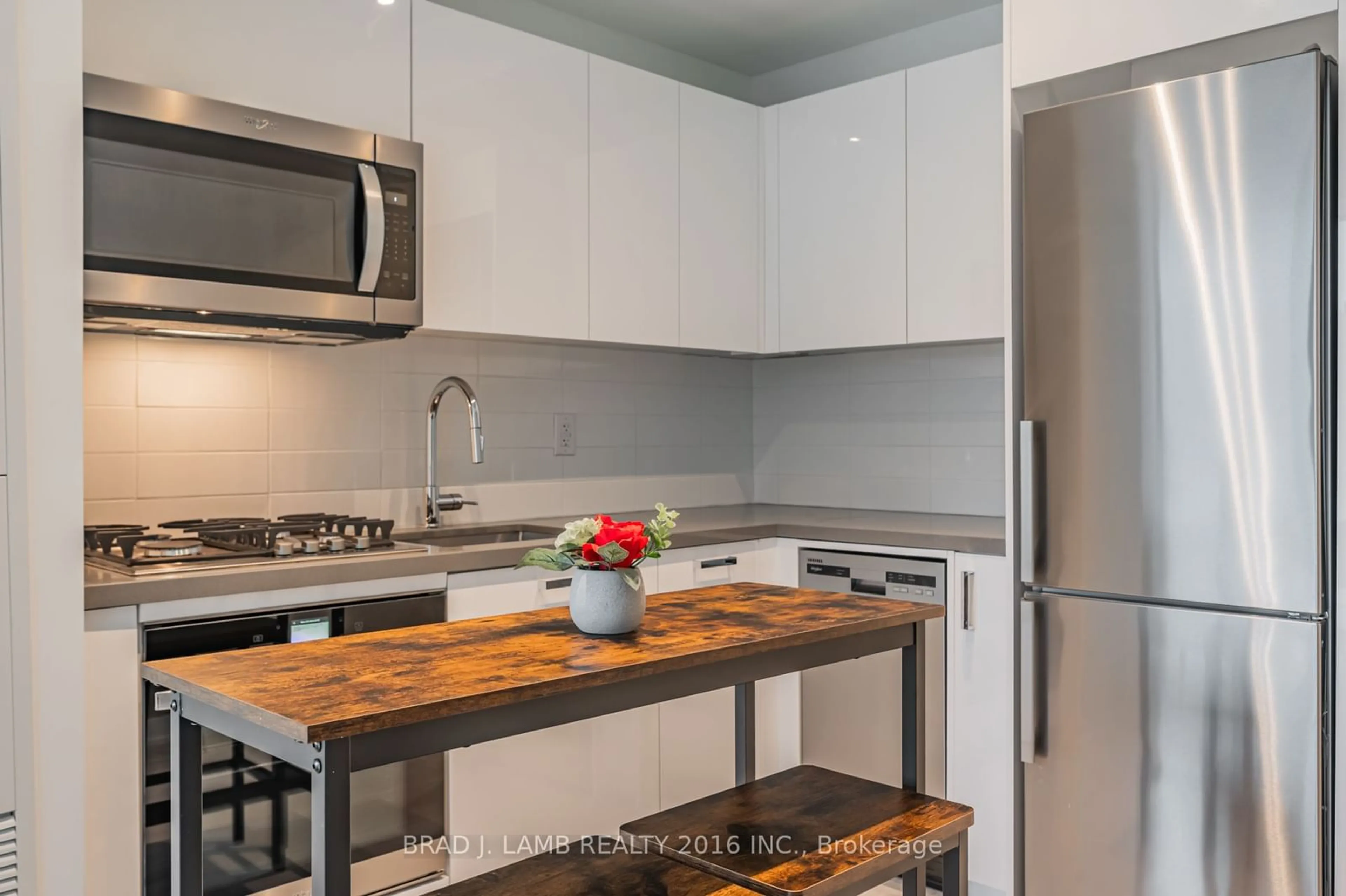 Standard kitchen for 195 McCaul St #909, Toronto Ontario M5T 1W6