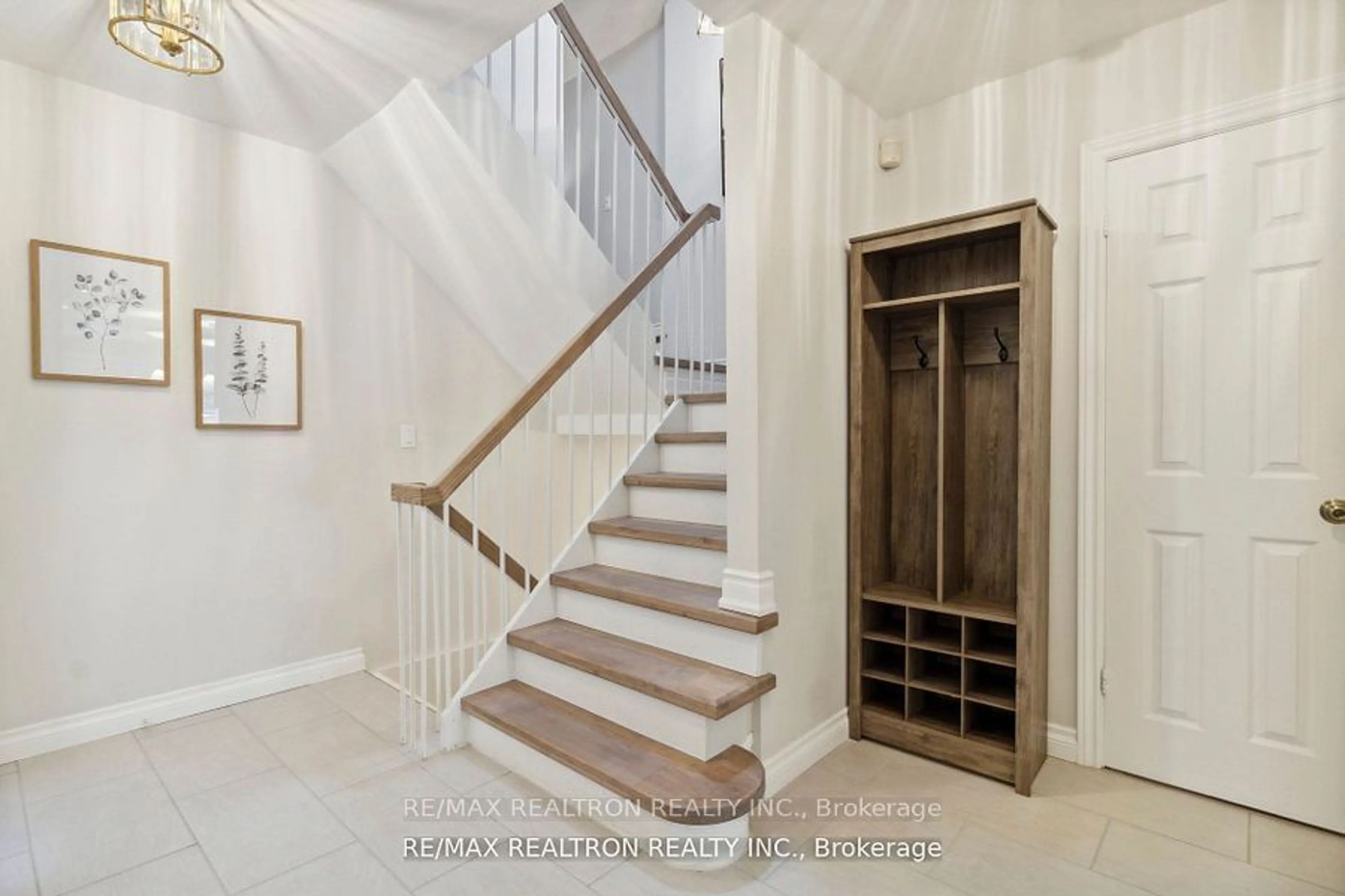 Indoor entryway, wood floors for 80 Chiswell Cres, Toronto Ontario M2N 6E1