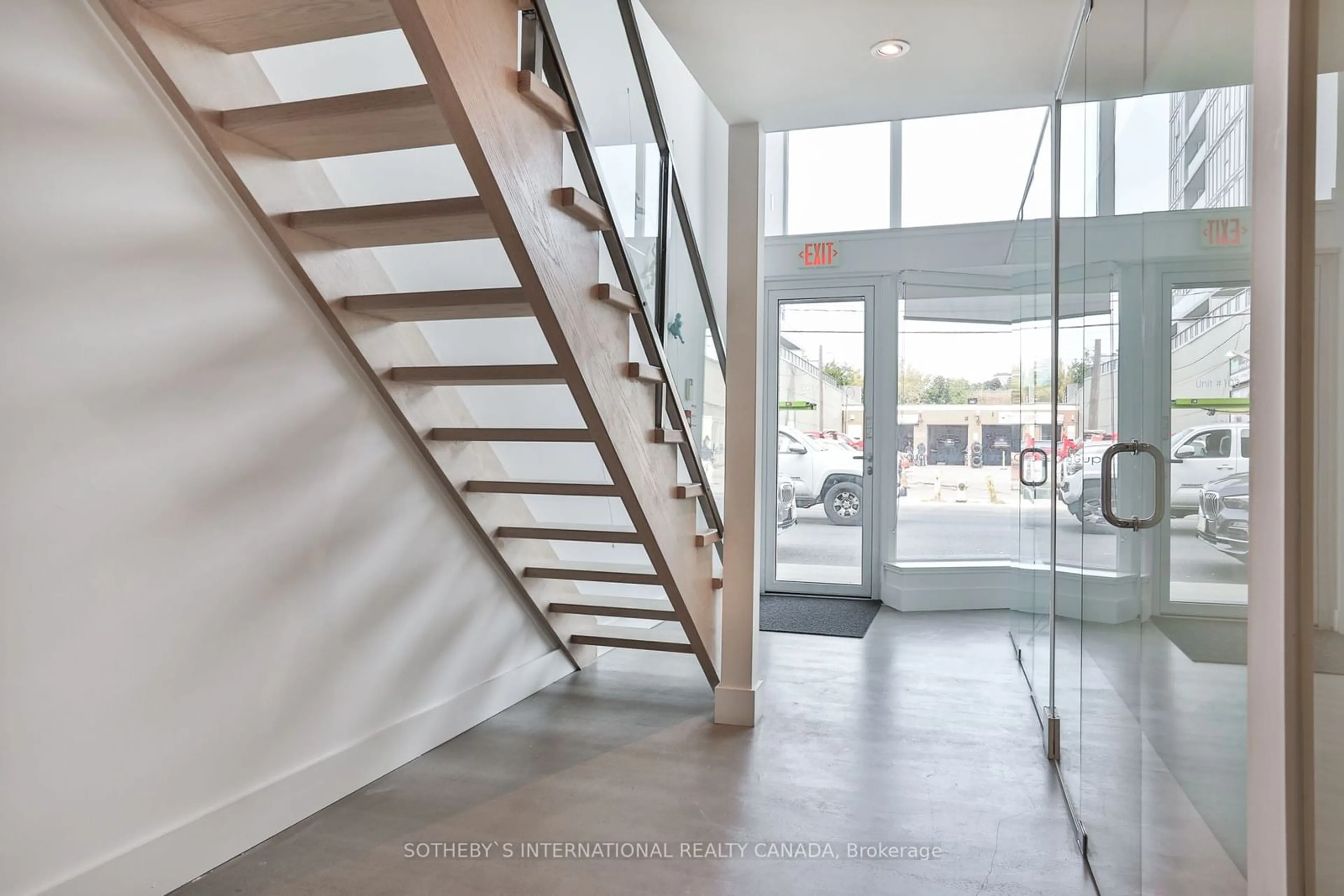 Indoor foyer, wood floors for 483 Dupont St #103, Toronto Ontario M6G 1Y6