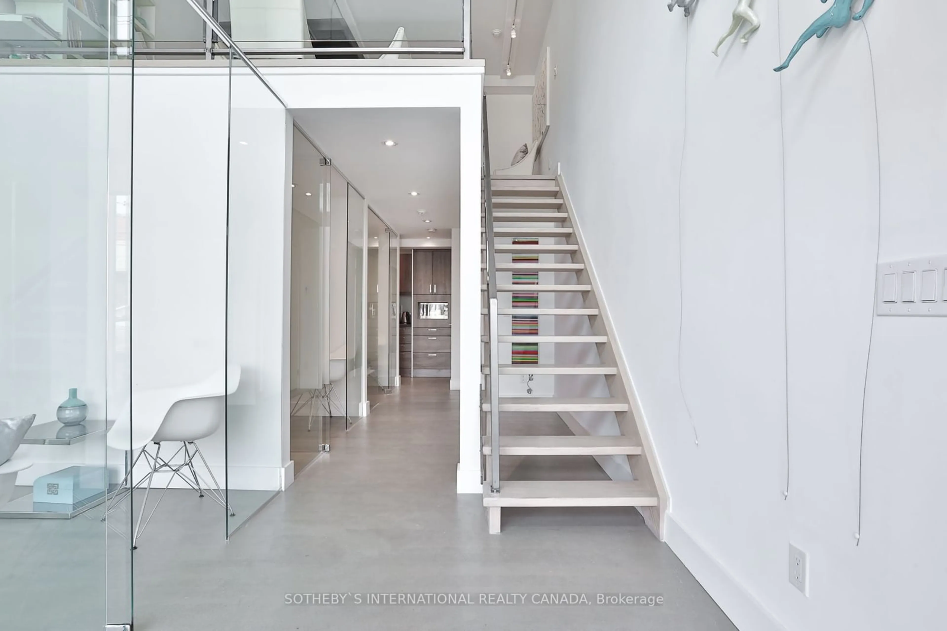 Indoor foyer, cement floor for 483 Dupont St #103, Toronto Ontario M6G 1Y6