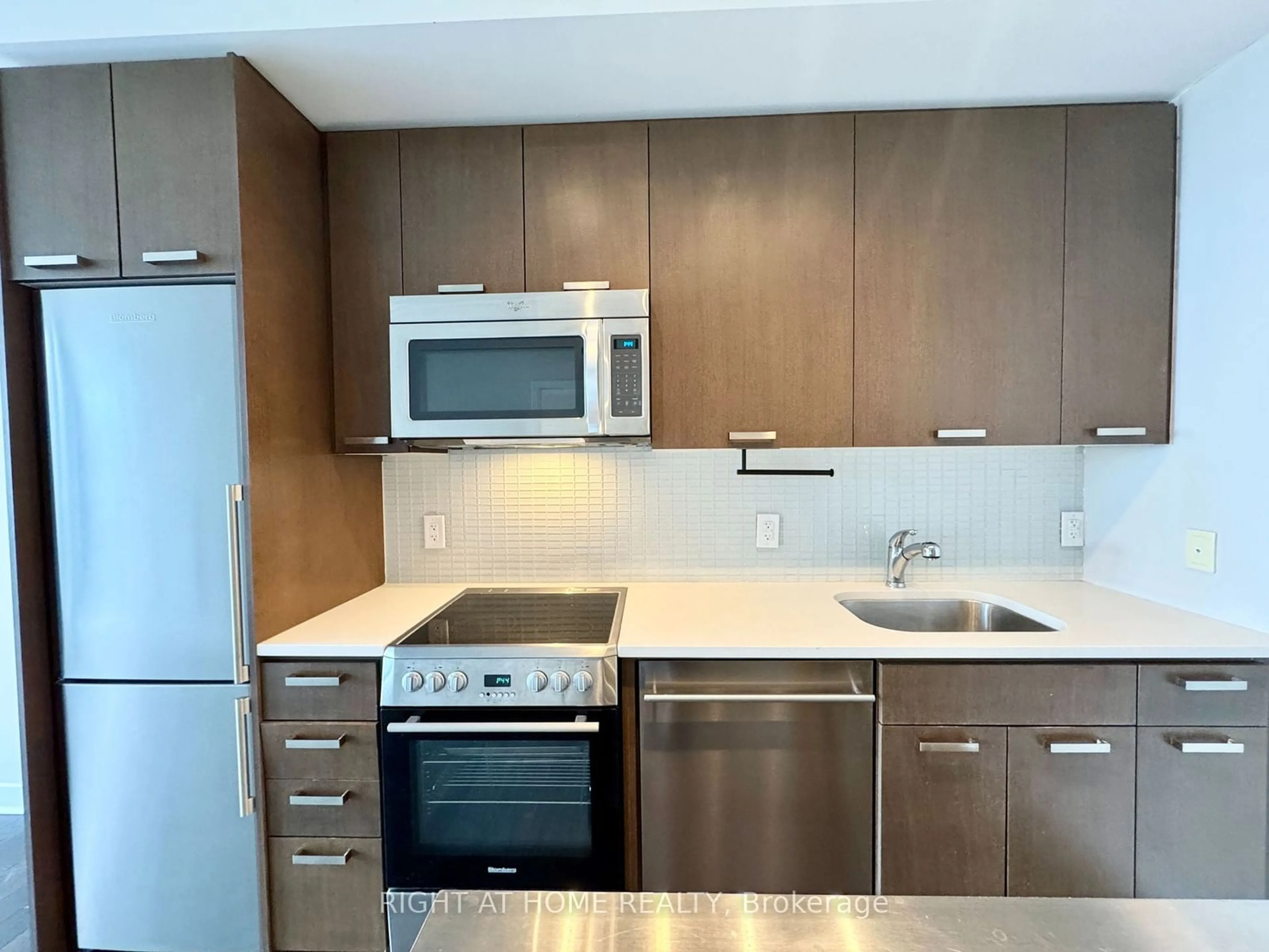 Standard kitchen for 295 Adelaide St #2303, Toronto Ontario M5V 0L4