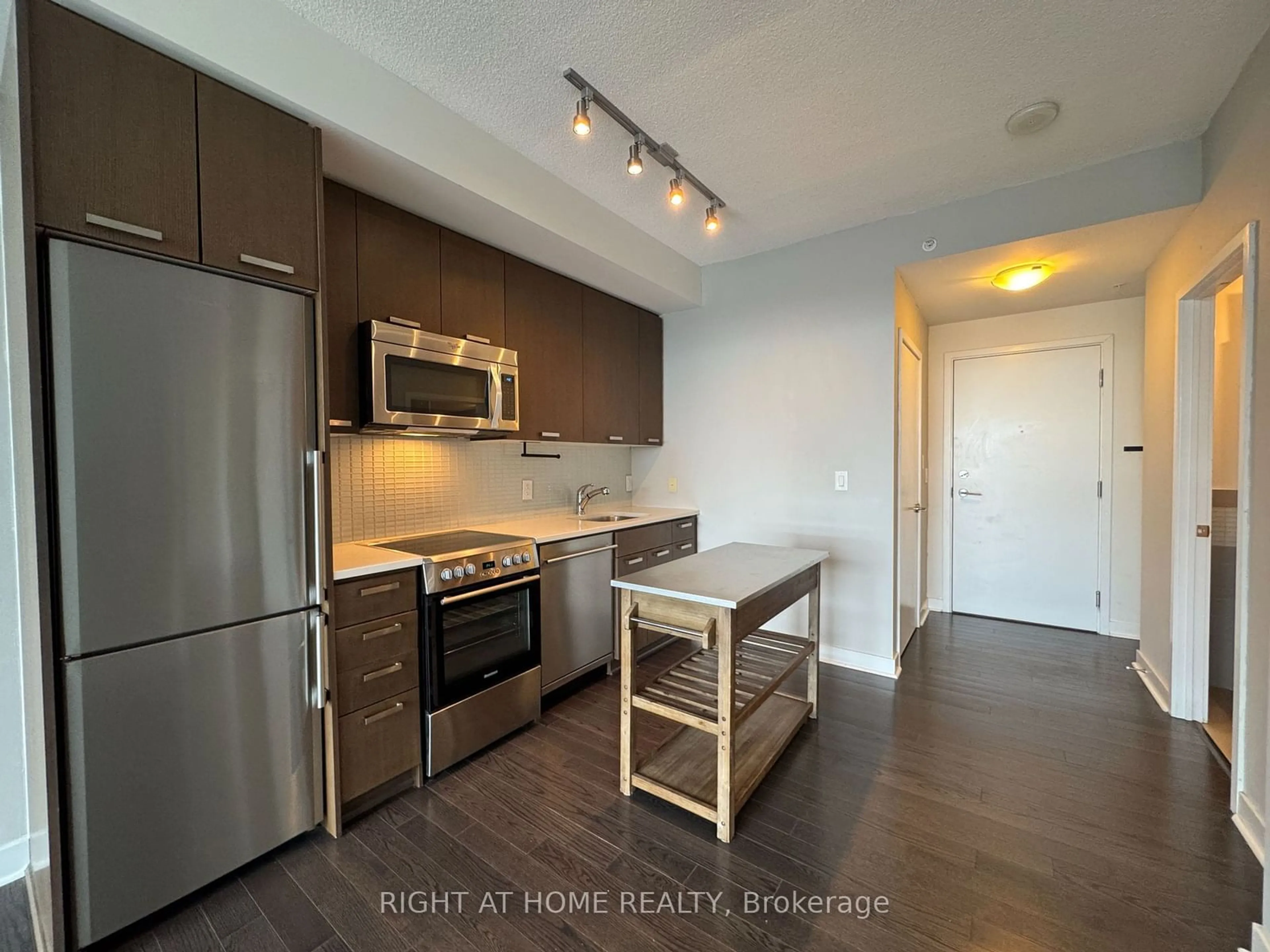 Standard kitchen for 295 Adelaide St #2303, Toronto Ontario M5V 0L4