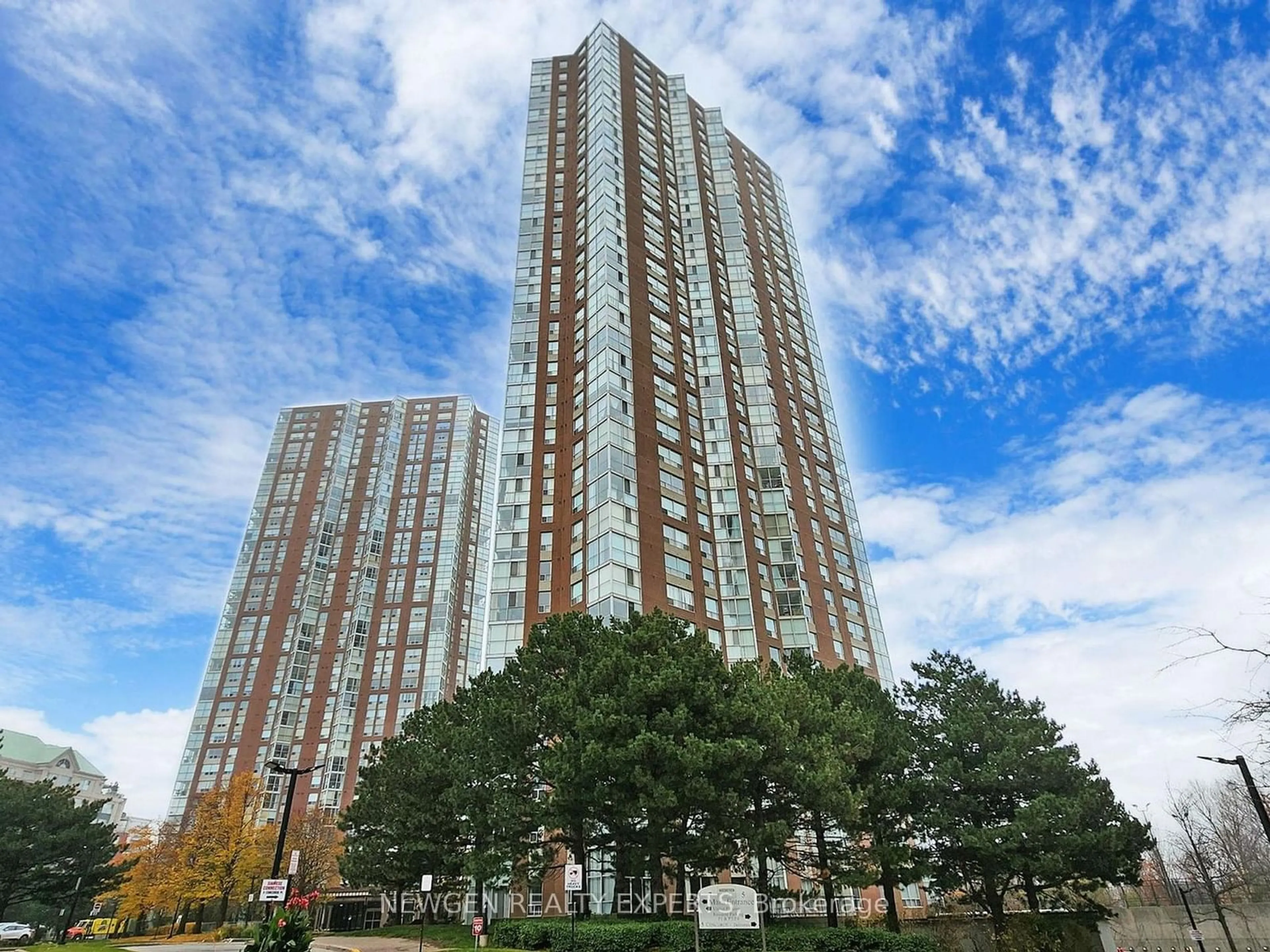 A pic from exterior of the house or condo, the front or back of building for 5 Concorde Pl #3202, Toronto Ontario M3C 3M8