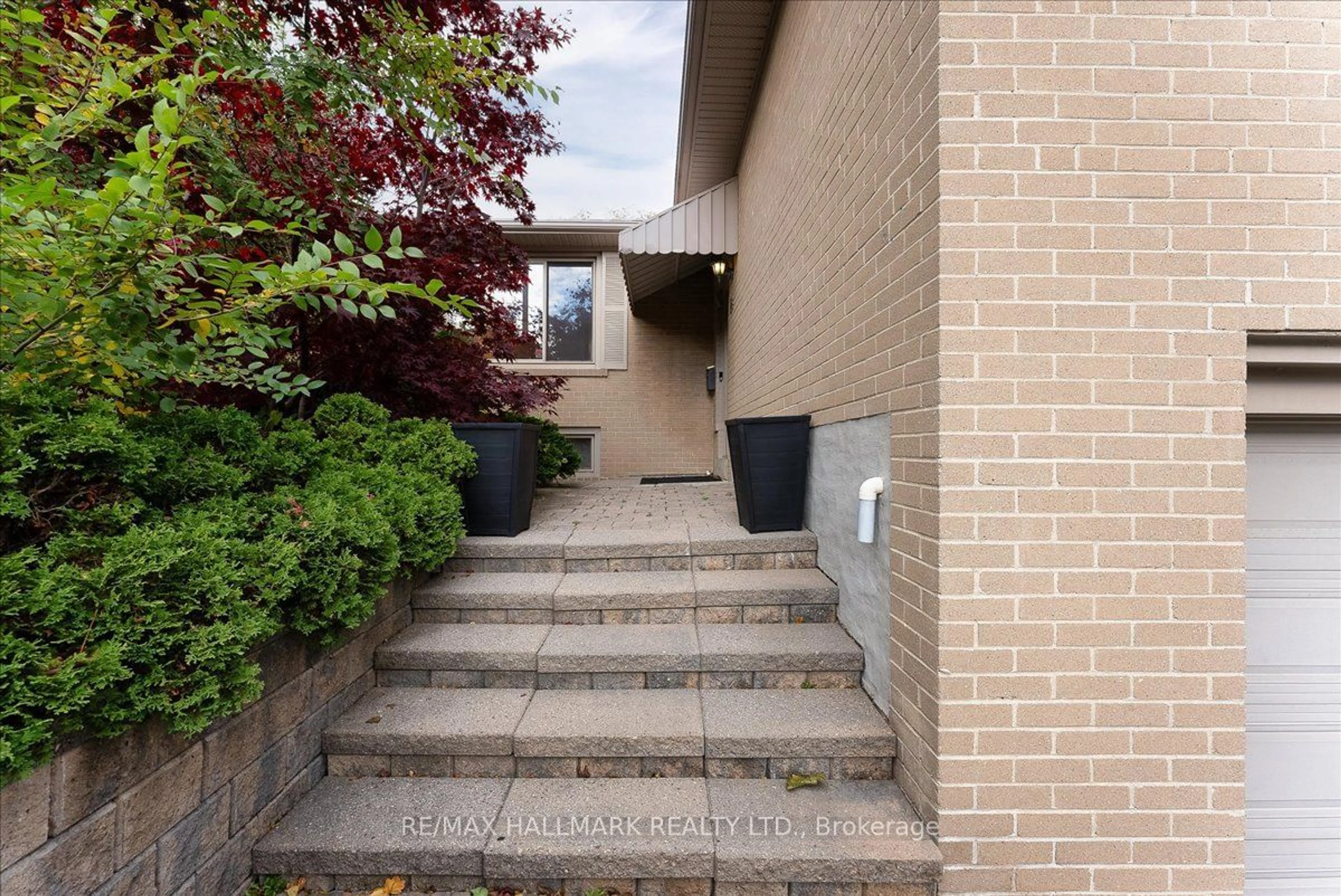 Patio, the front or back of building for 24 Burleigh Heights Dr, Toronto Ontario M2K 1Y7