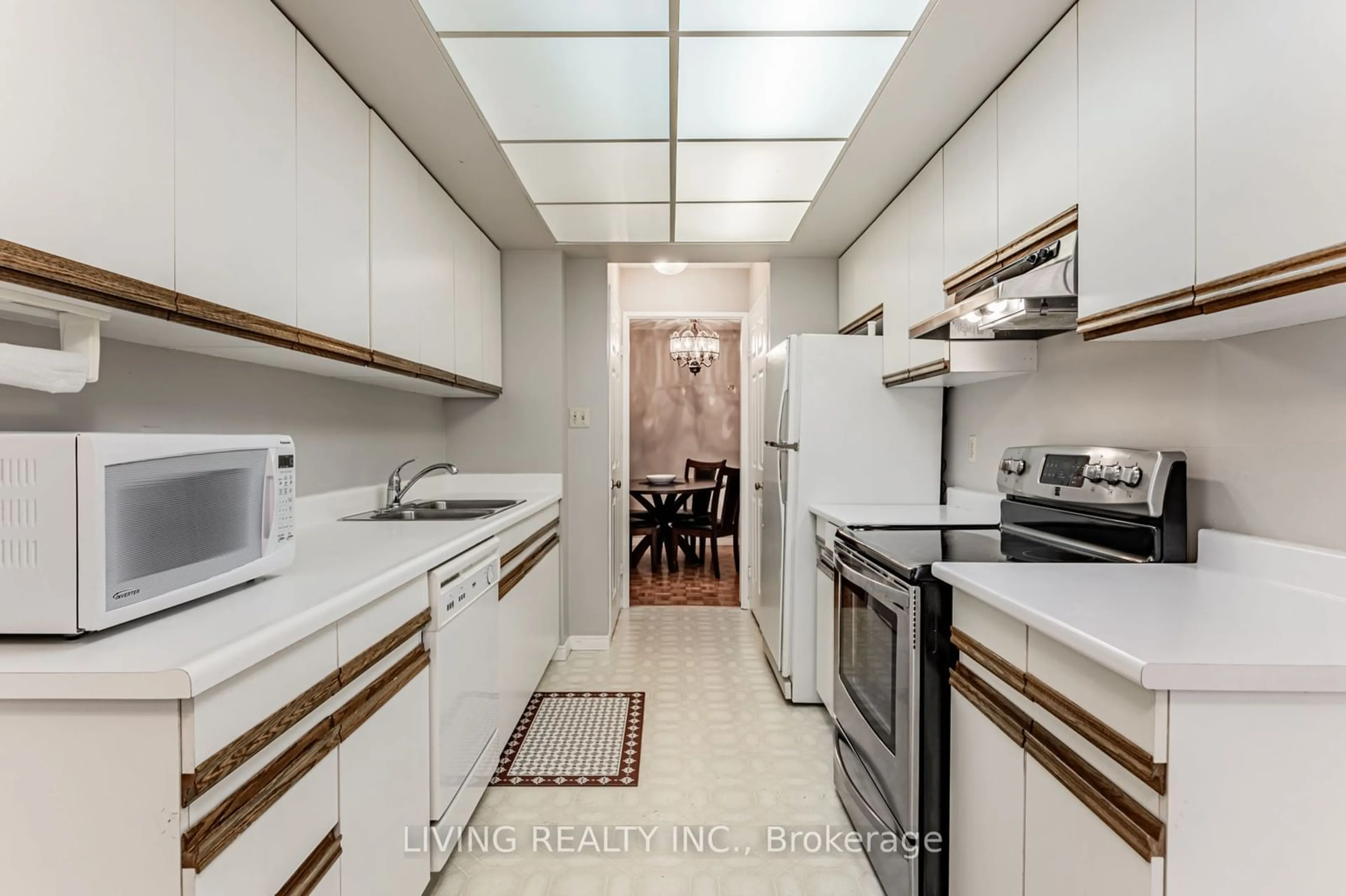 Standard kitchen, wood floors for 280 Simcoe St #308, Toronto Ontario M5T 2Y6