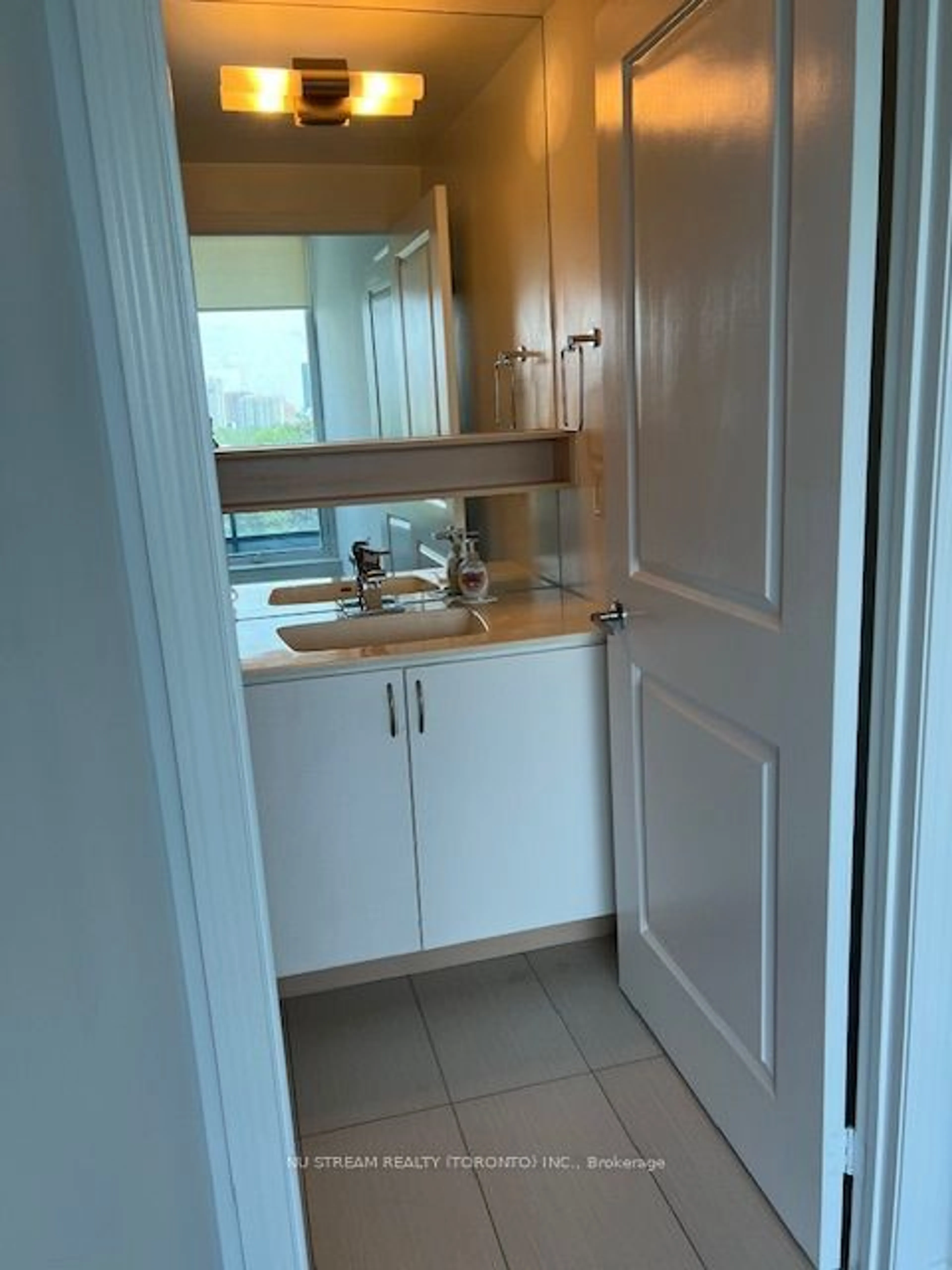 Standard kitchen, not visible floor, cottage for 2885 Bayview Ave #717, Toronto Ontario M2K 0A3