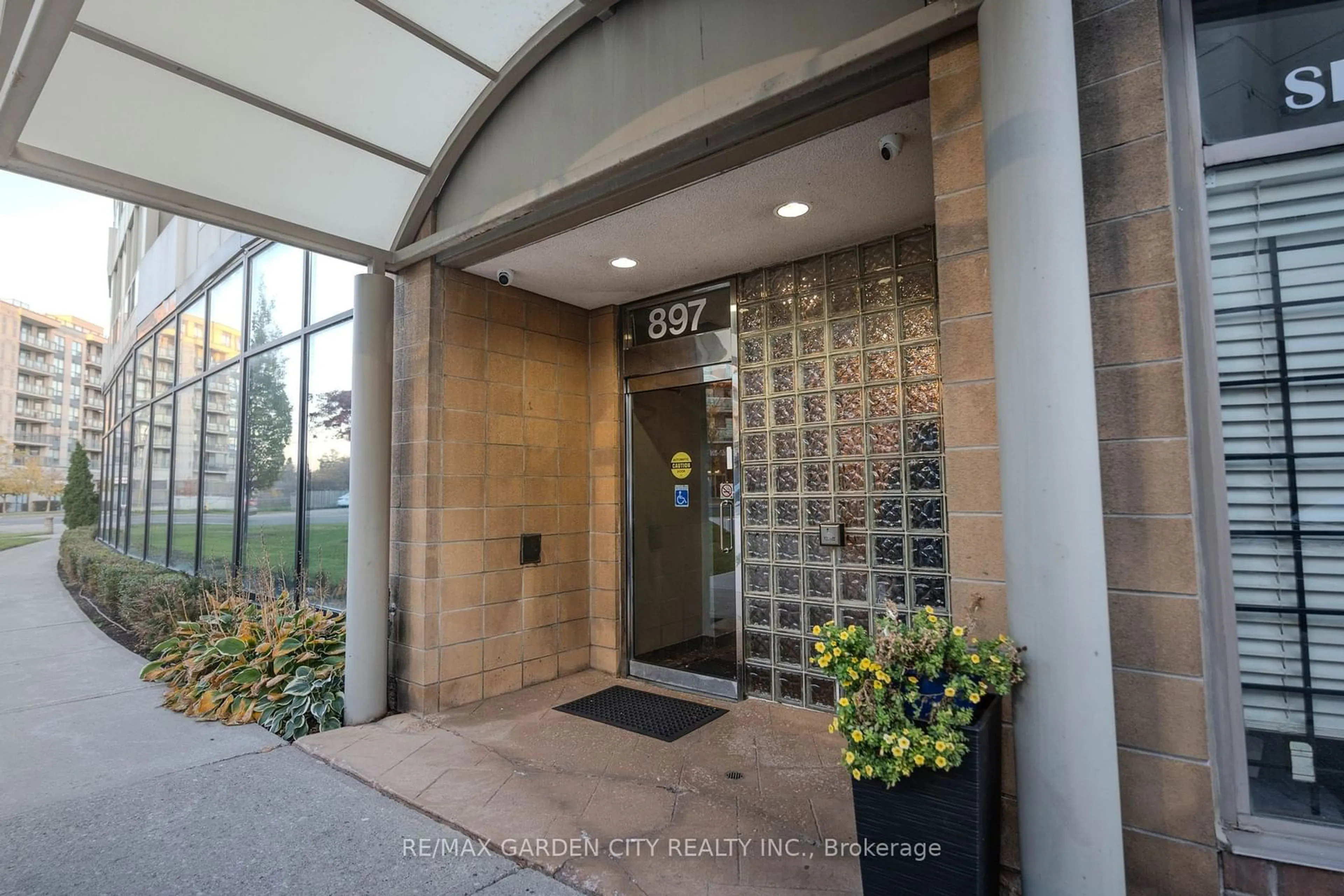 Indoor foyer, cement floor for 897 Sheppard Ave #202, Toronto Ontario M3H 2T4