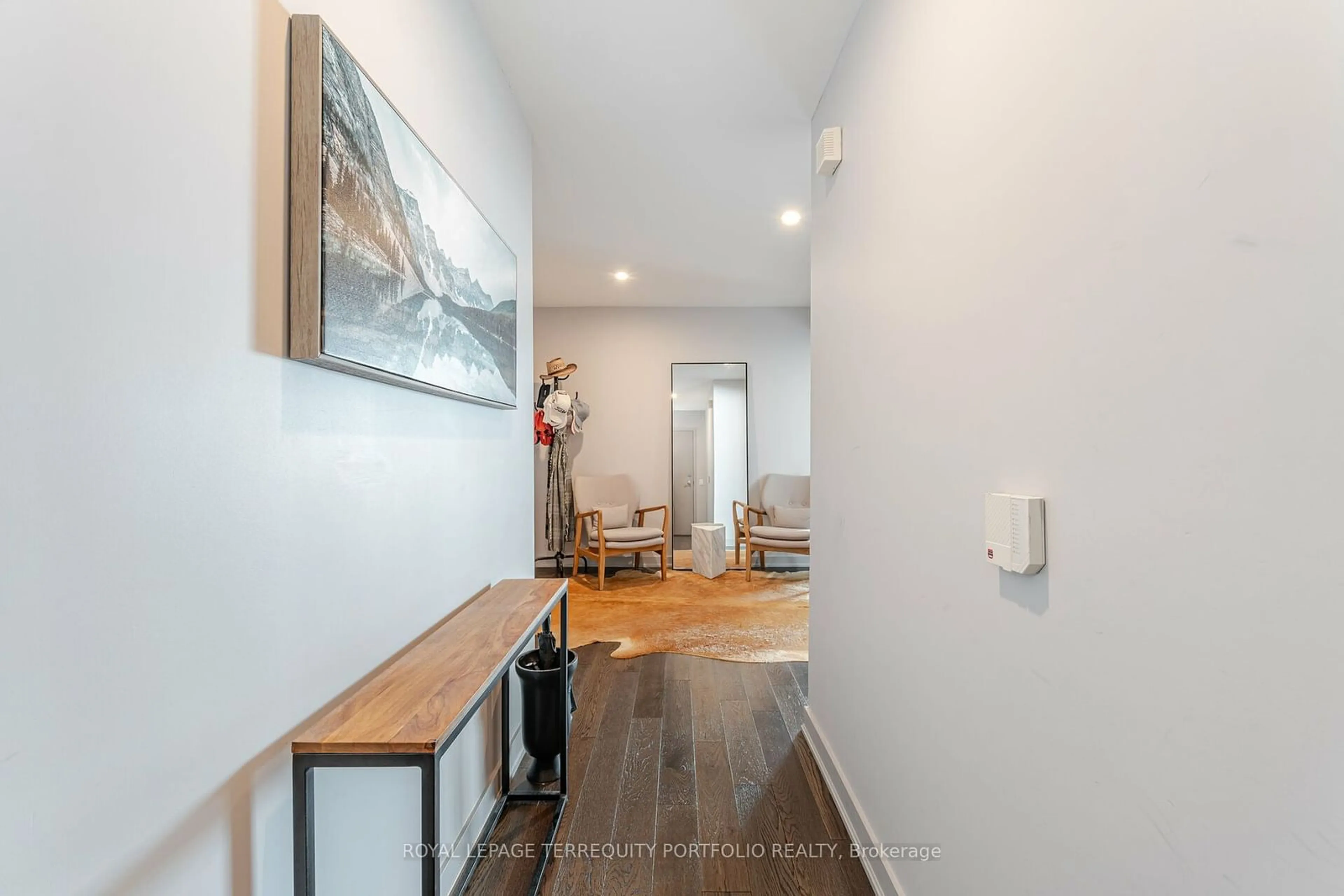 Indoor entryway, wood floors for 361 Front St #2805, Toronto Ontario M5V 3R5