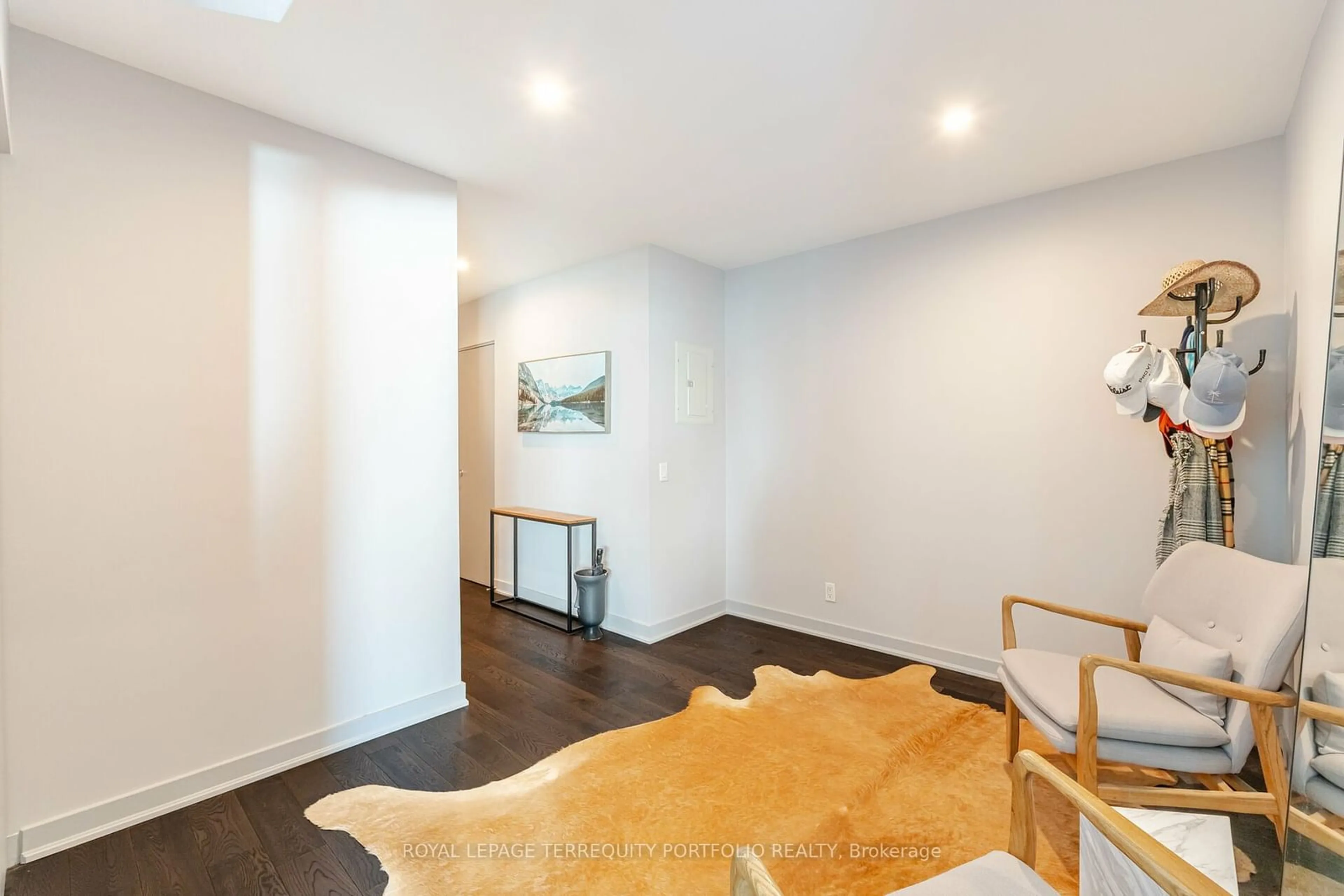 Indoor entryway, wood floors for 361 Front St #2805, Toronto Ontario M5V 3R5