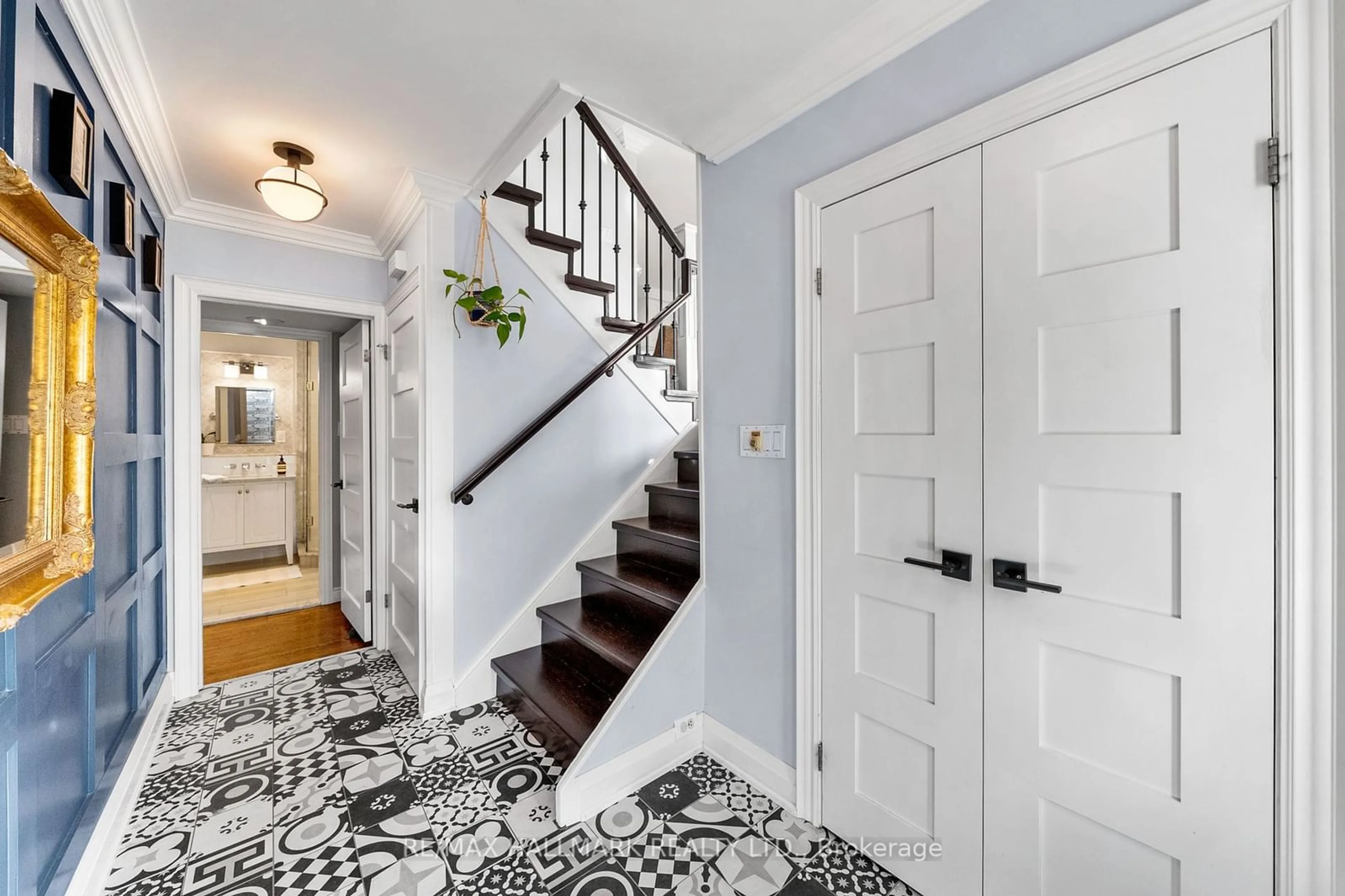 Indoor entryway, carpet floors for 10 Greenyards Dr, Toronto Ontario M2M 2R6