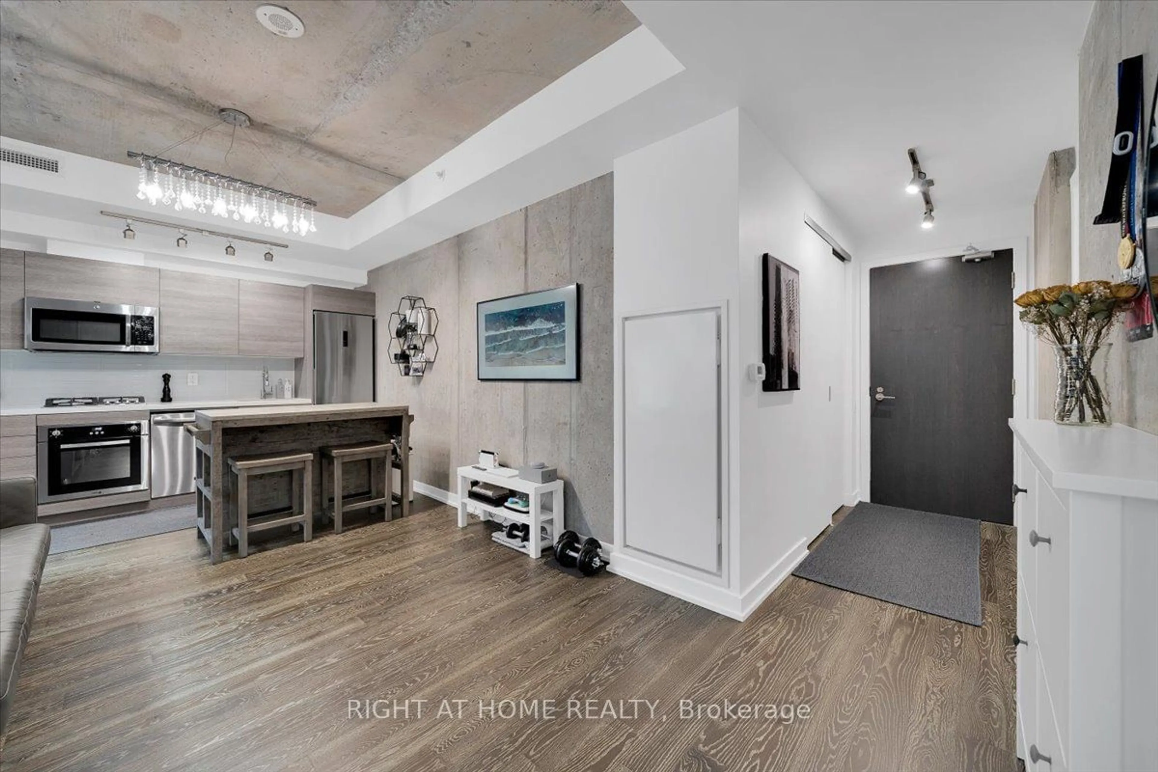 Indoor entryway, wood floors for 11 Charlotte St #402, Toronto Ontario M5V 2H5