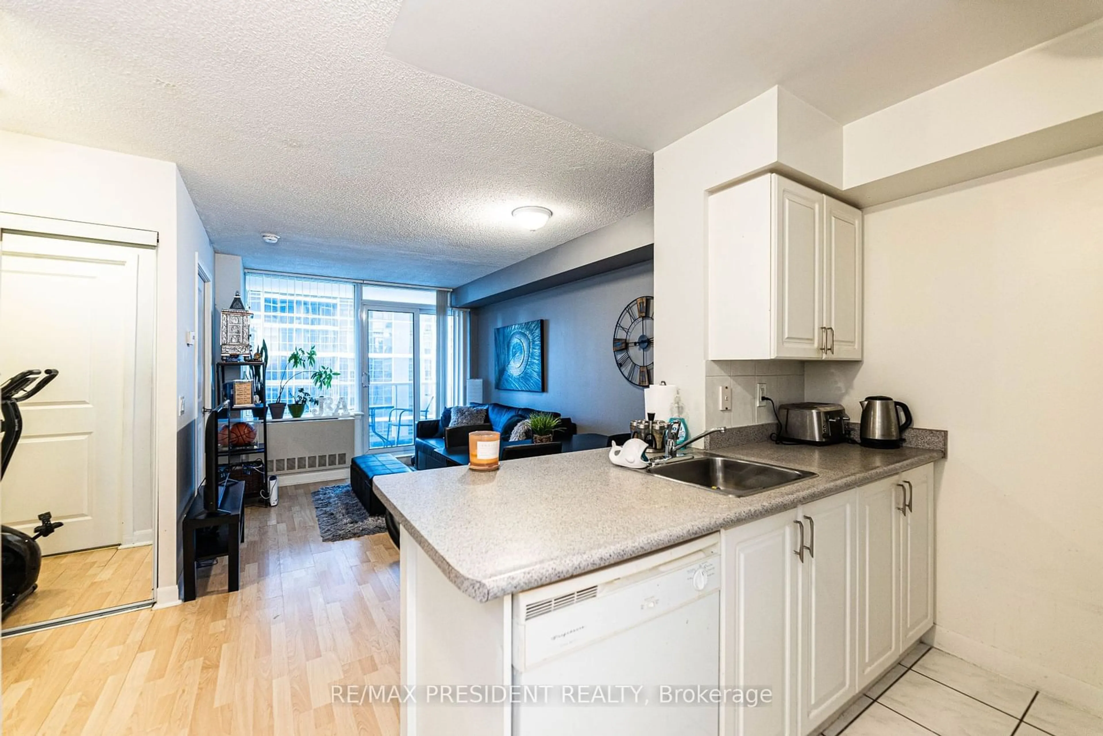 Open concept kitchen for 4978 Yonge St #1911, Toronto Ontario M2N 7G8