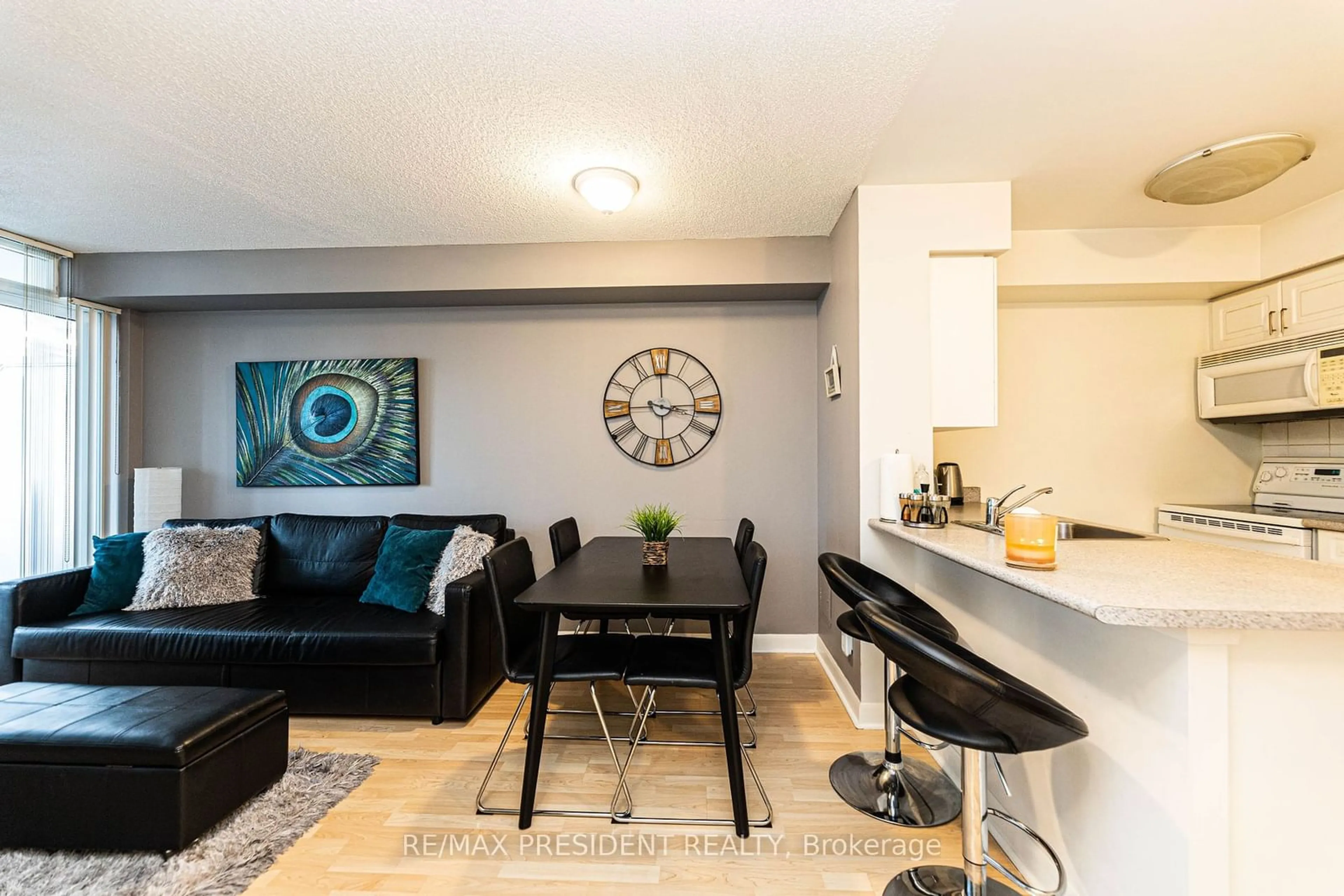 Living room, wood floors for 4978 Yonge St #1911, Toronto Ontario M2N 7G8