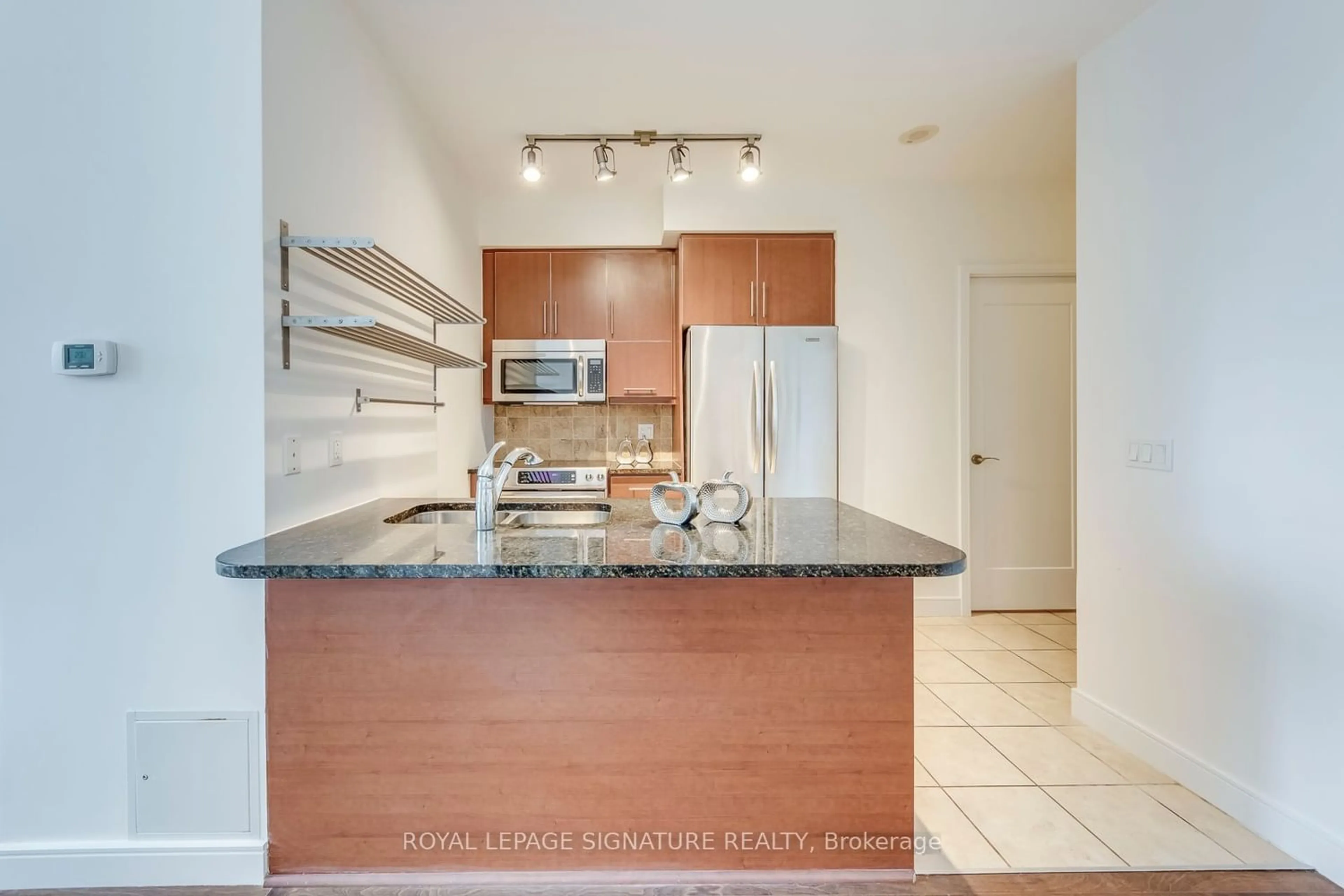 Standard kitchen, wood floors for 825 Church St #921, Toronto Ontario M4W 3Z4