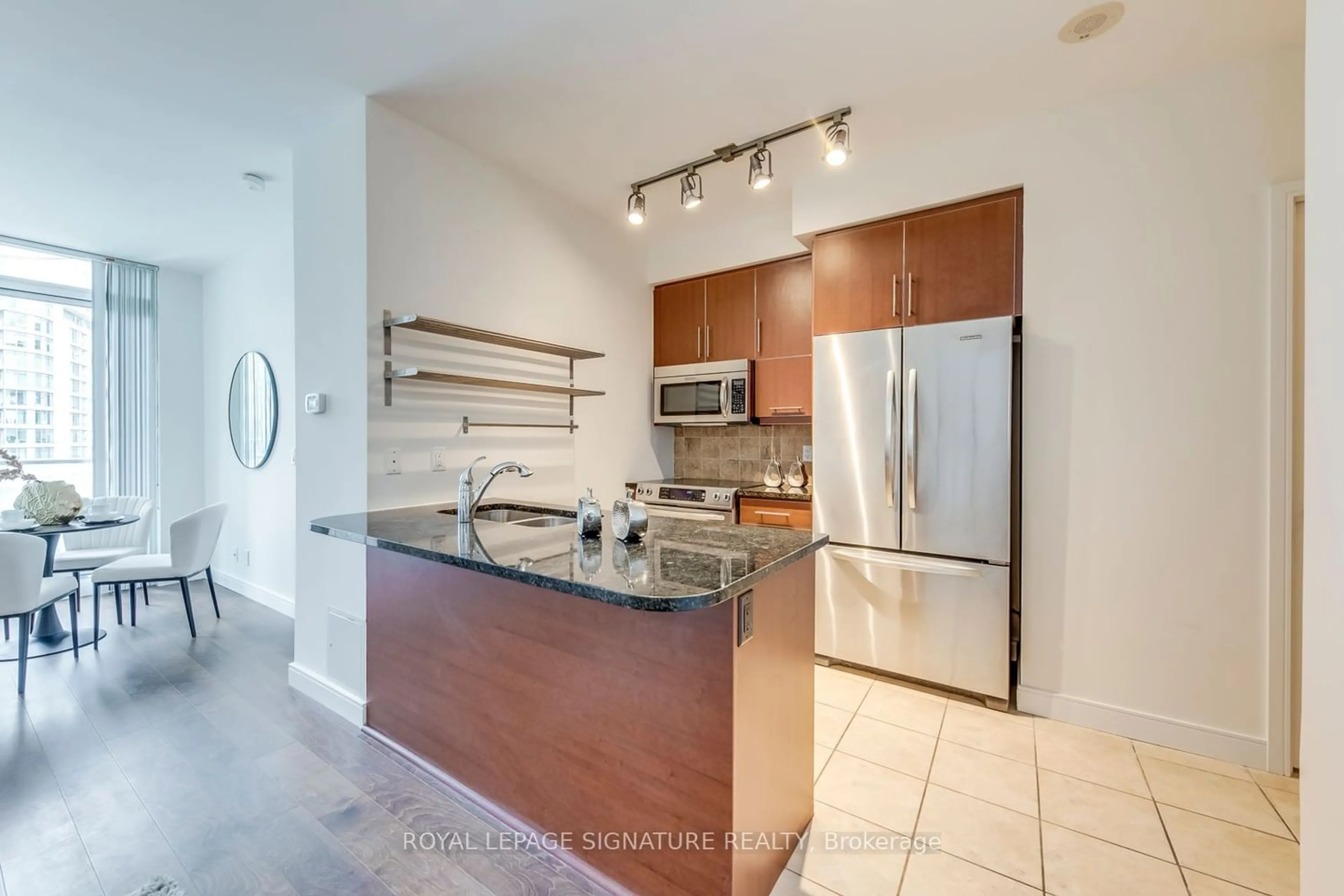 Open concept kitchen for 825 Church St #921, Toronto Ontario M4W 3Z4