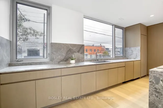 Additional property image - 899 Dundas St