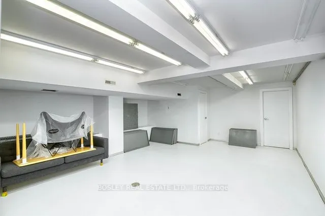 Additional property image - 899 Dundas St