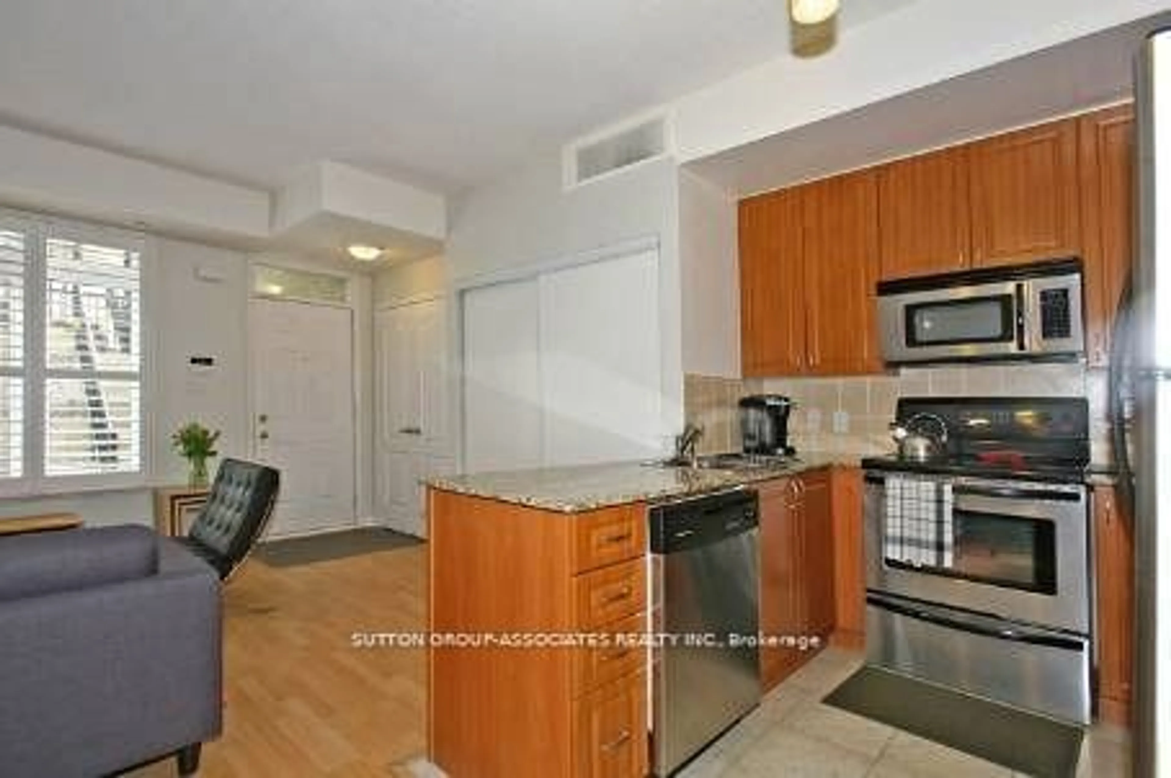 Standard kitchen, wood floors, cottage for 88 Carr St #TH19, Toronto Ontario M5T 1B7