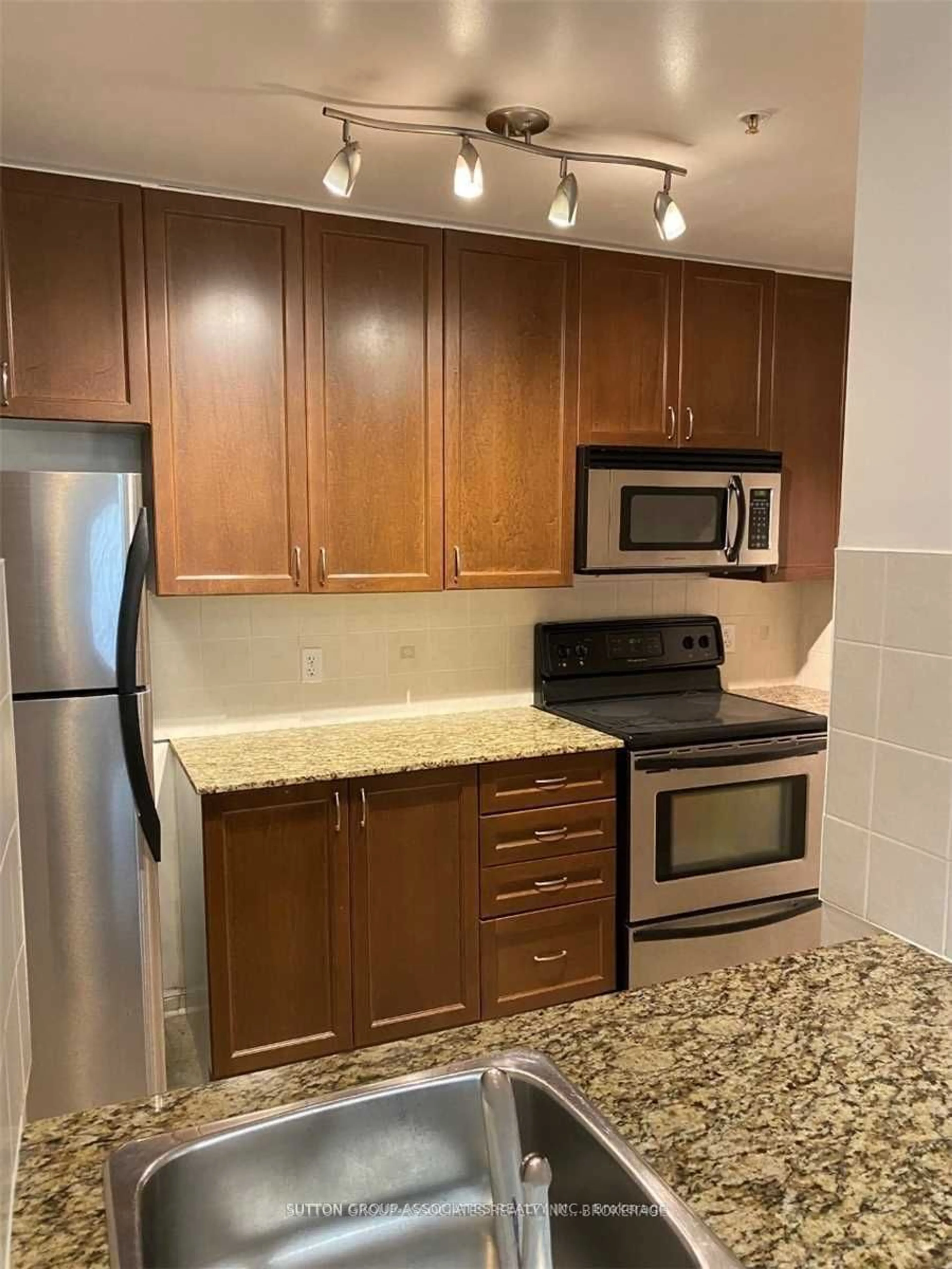 Standard kitchen for 78 Carr St #12, Toronto Ontario M5T 1B7