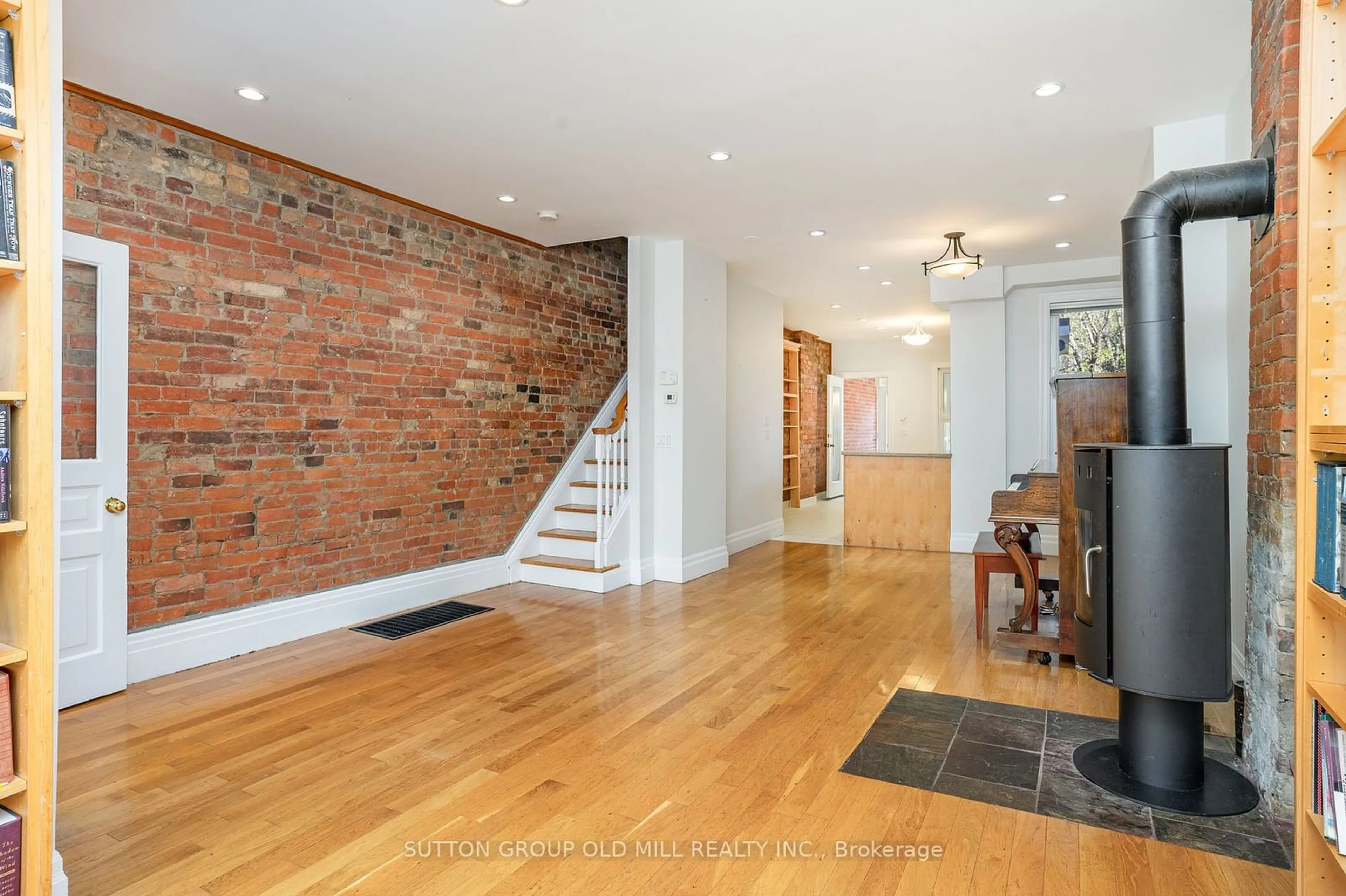 Indoor foyer, wood floors for 347 Gladstone Ave, Toronto Ontario M6H 3H5