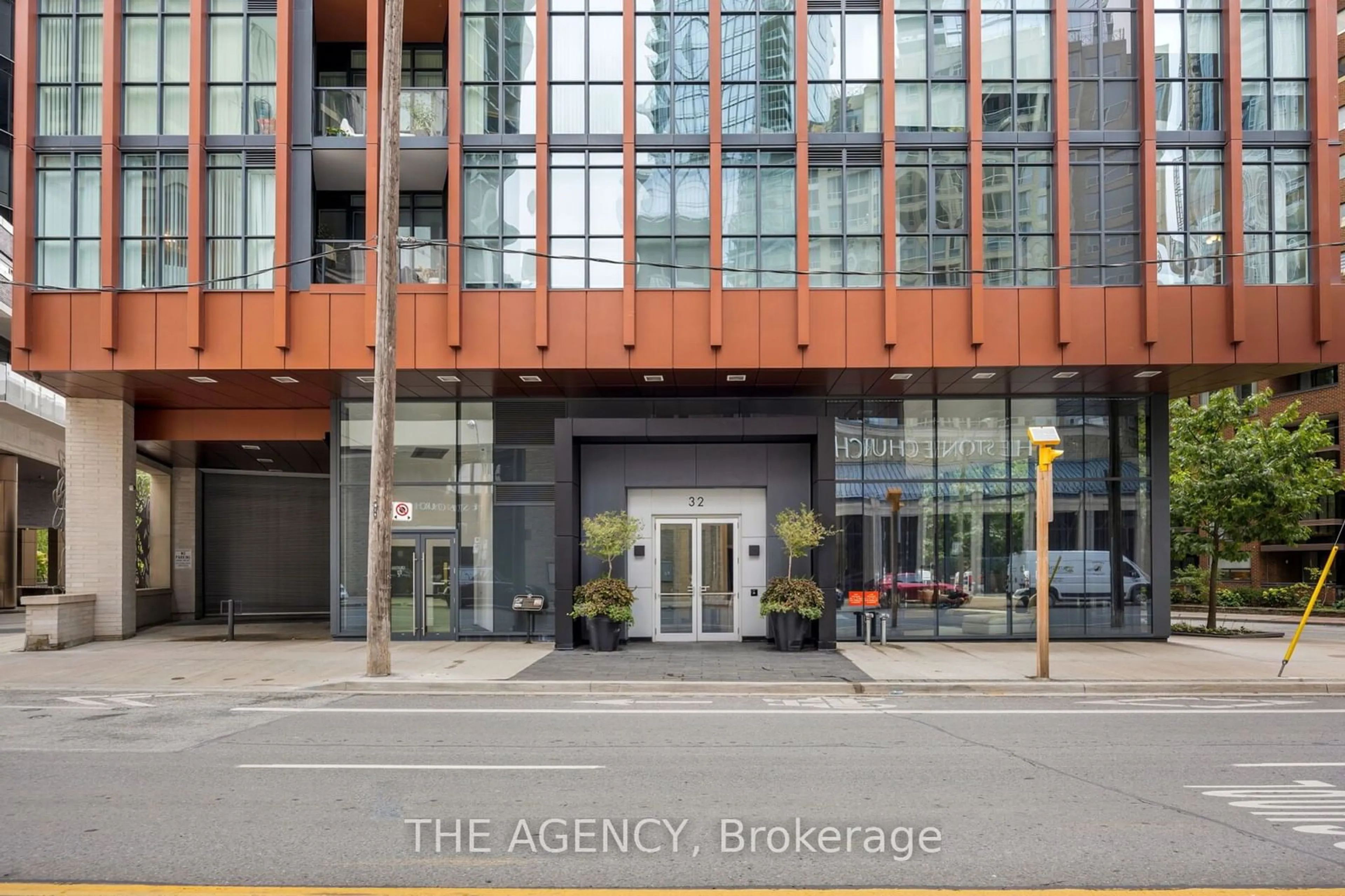 Indoor foyer for 32 Davenport Rd #106, Toronto Ontario M5R 1H3