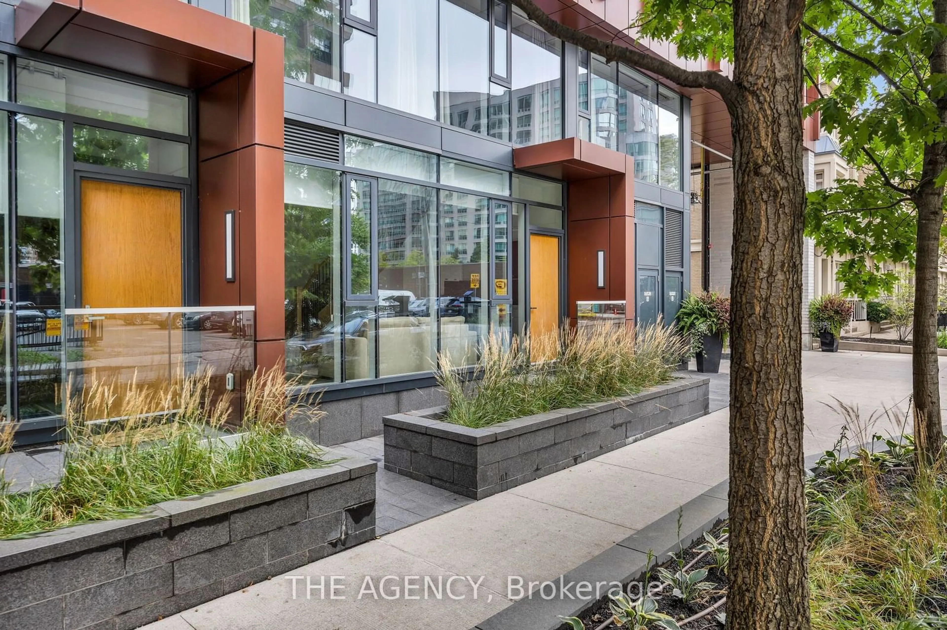 Indoor lobby, cement floor for 32 Davenport Rd #106, Toronto Ontario M5R 1H3