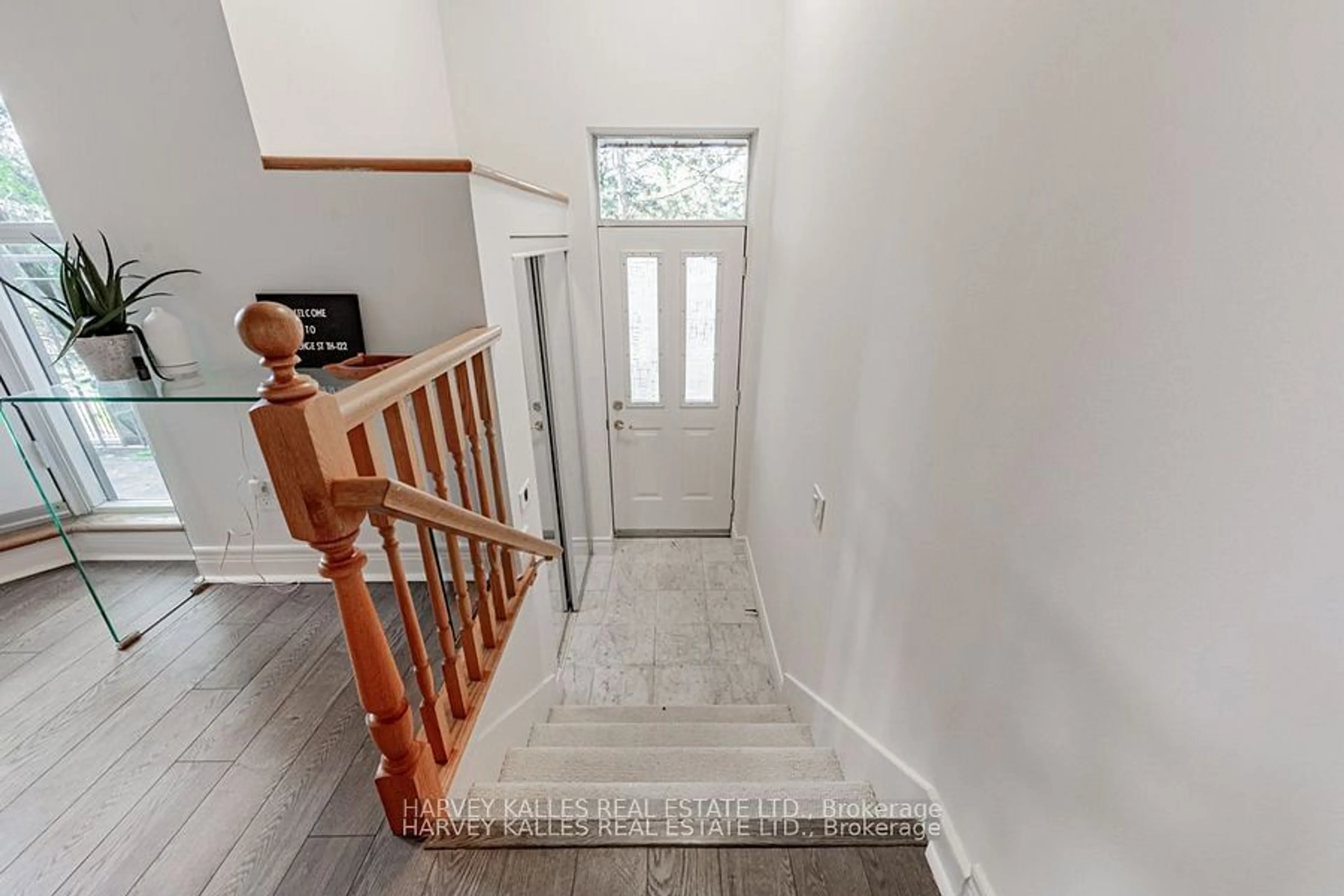 Indoor entryway, wood floors for 5418 Yonge St #TH122, Toronto Ontario M2N 6X4