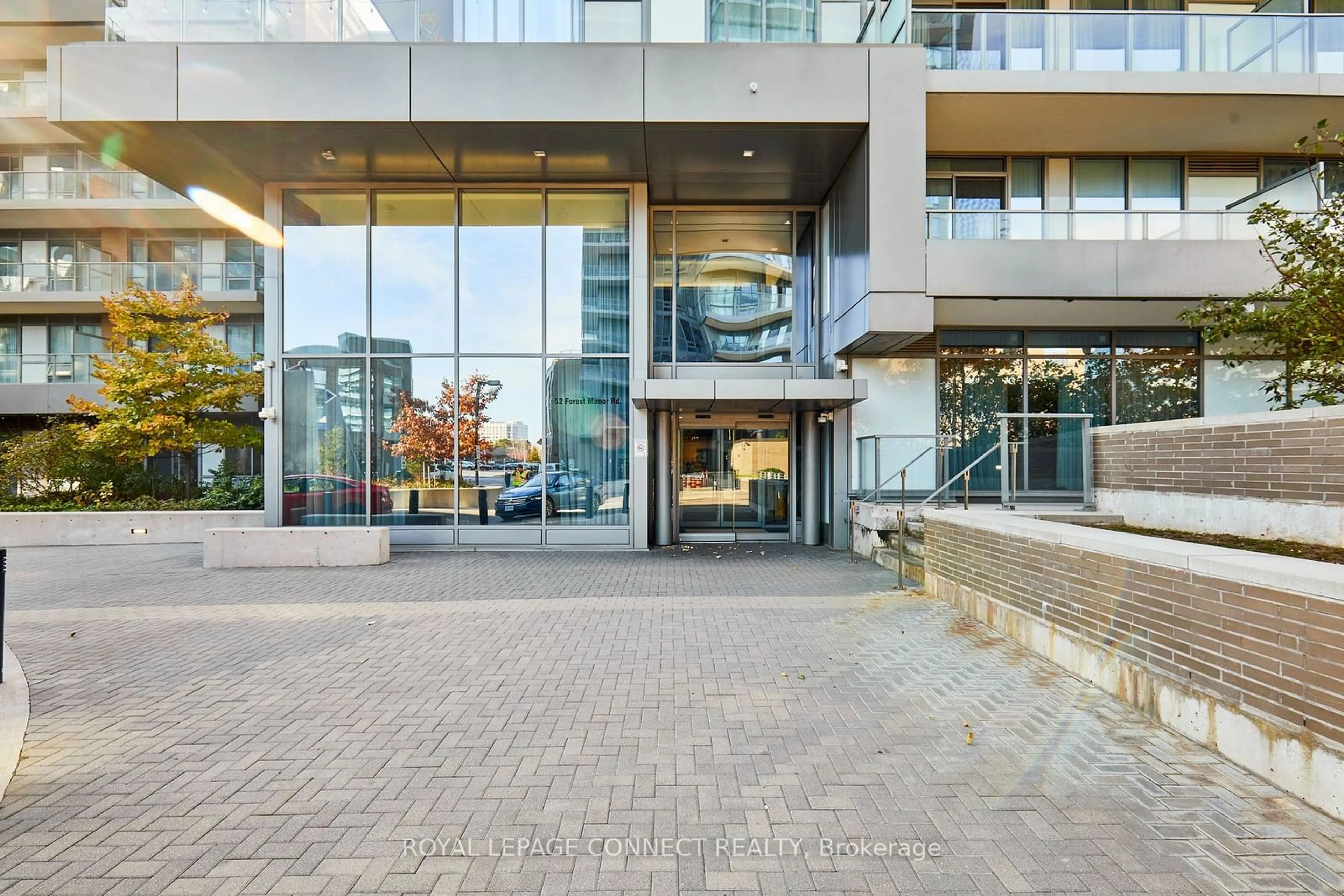 Indoor foyer, cement floor for 52 Forest Manor Rd #521, Toronto Ontario M2J 0E2