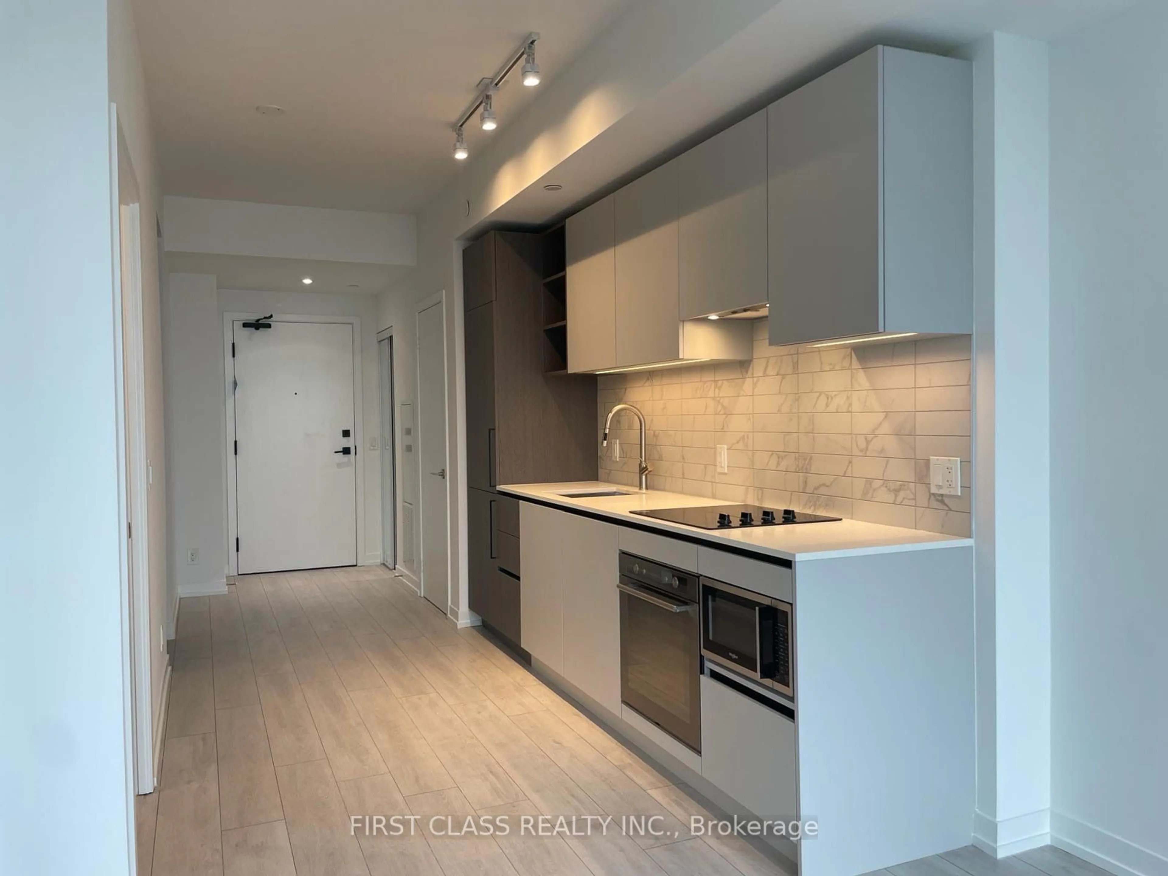 Standard kitchen, wood floors for 55 Mercer St #3215, Toronto Ontario M5V 3W2