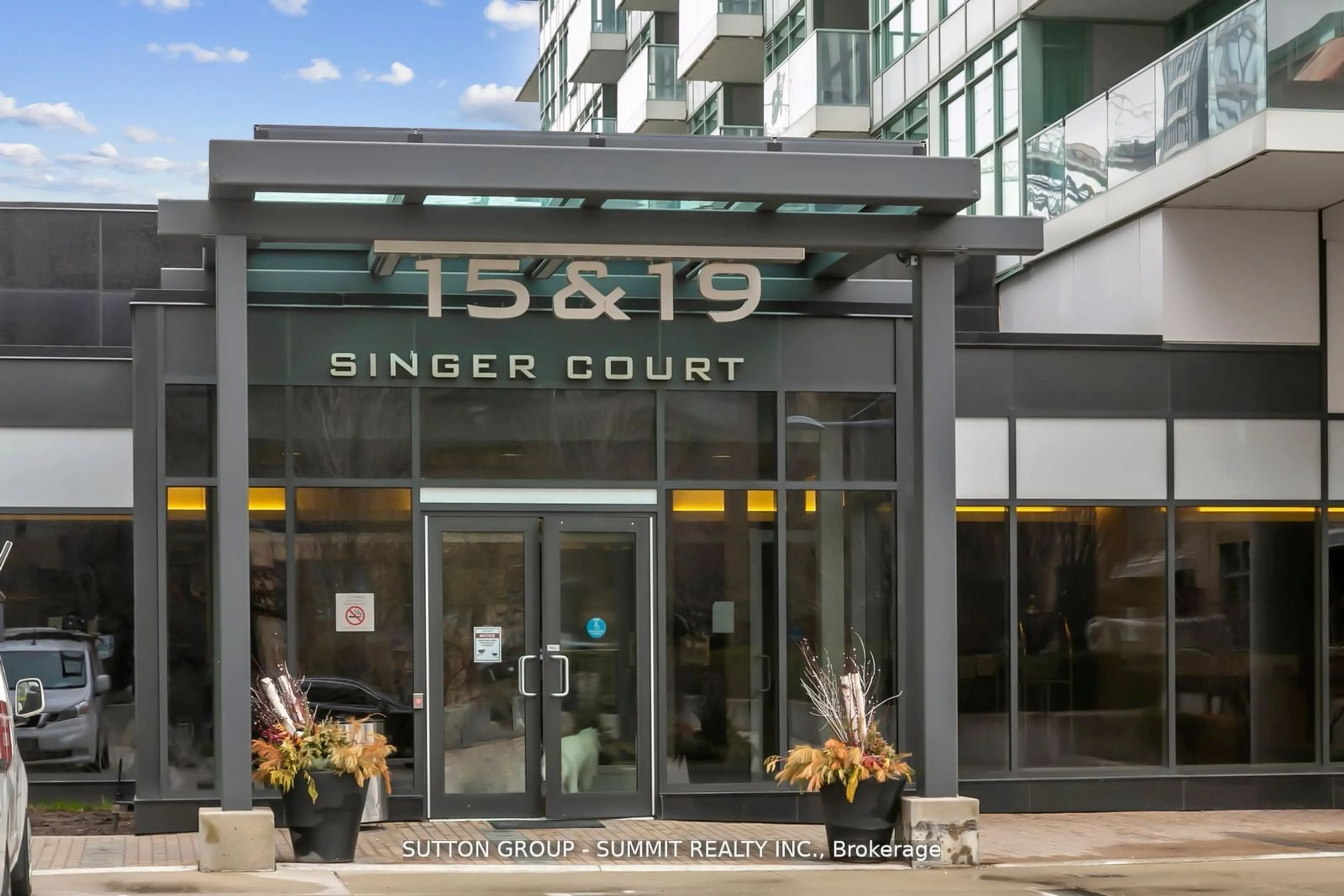 Indoor foyer for 15 Singer Crt #1111, Toronto Ontario M4P 0B9