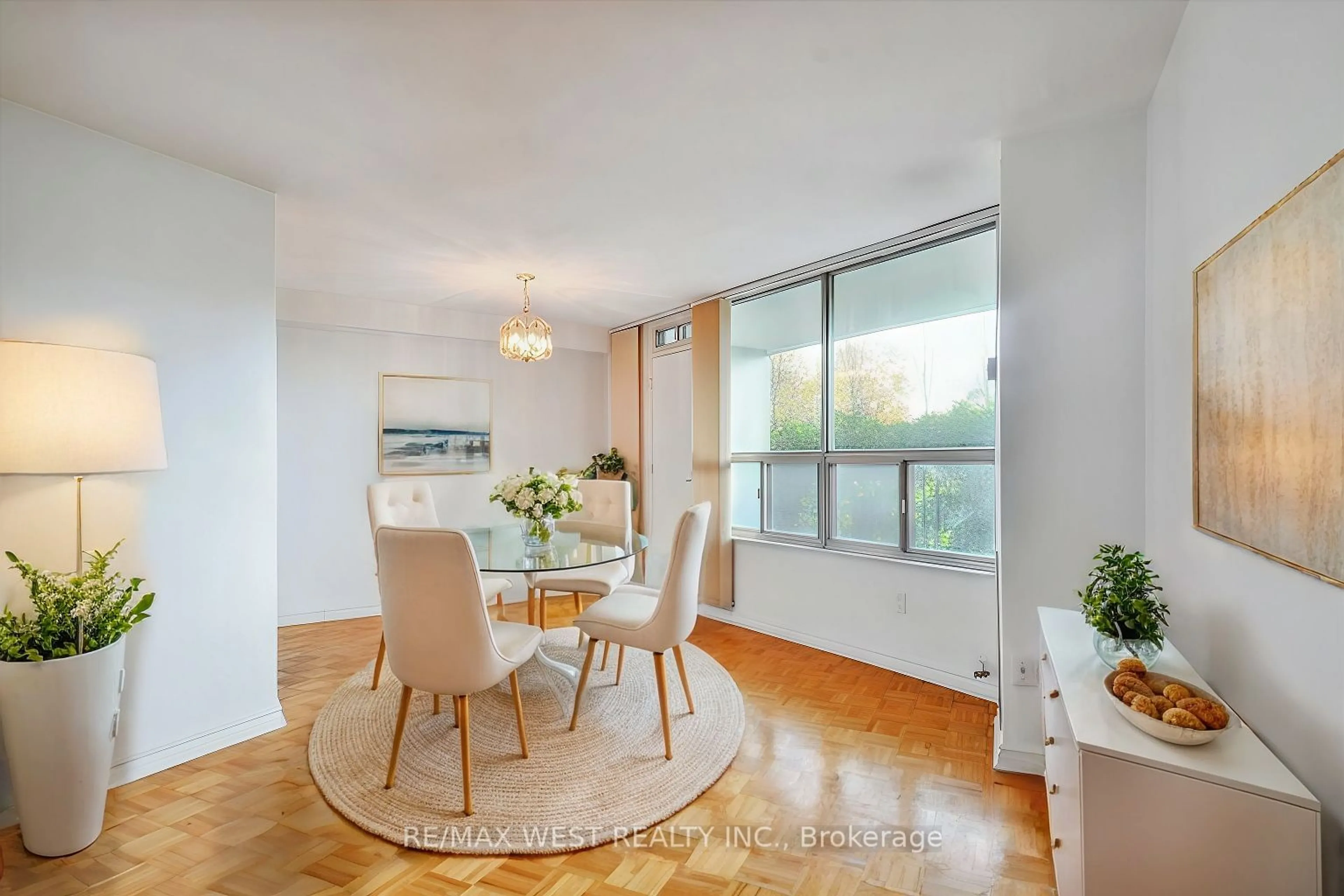 Dining room, wood floors for 10 Edgecliff Gfwy #317, Toronto Ontario M3C 3A3