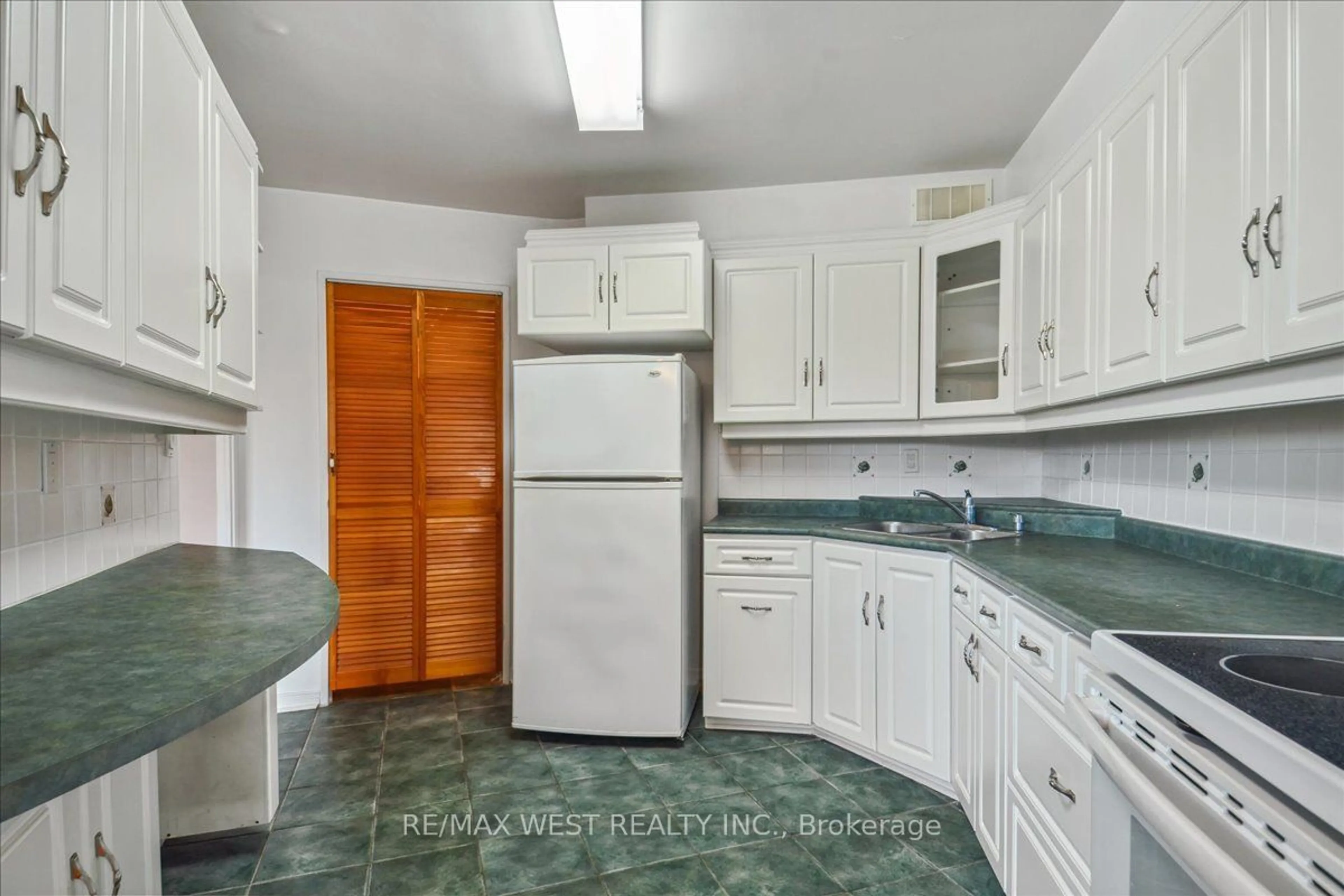 Standard kitchen, wood floors, cottage for 10 Edgecliff Gfwy #317, Toronto Ontario M3C 3A3