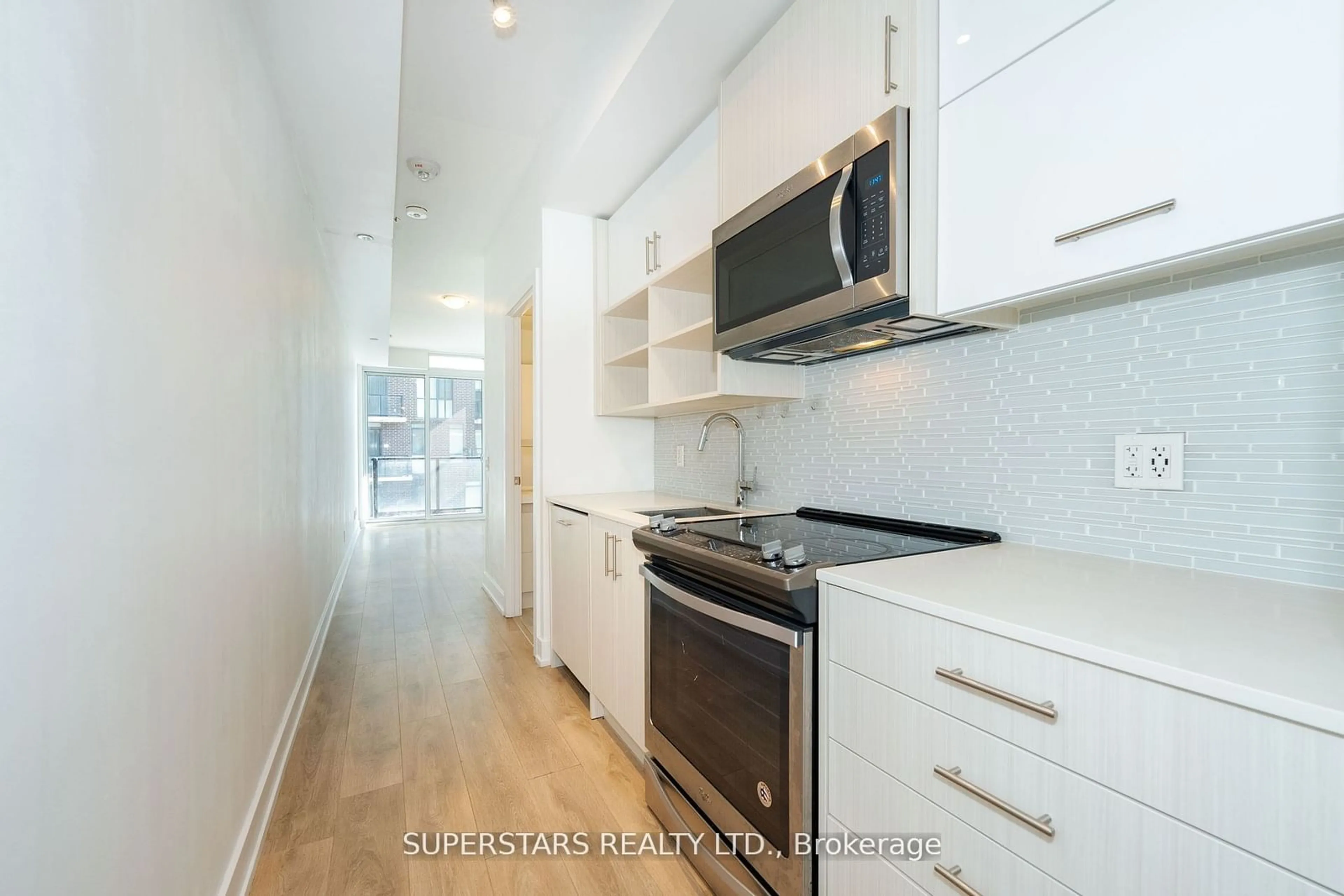 Standard kitchen for 128 Fairview Mall Dr #318, Toronto Ontario M2J 0E8