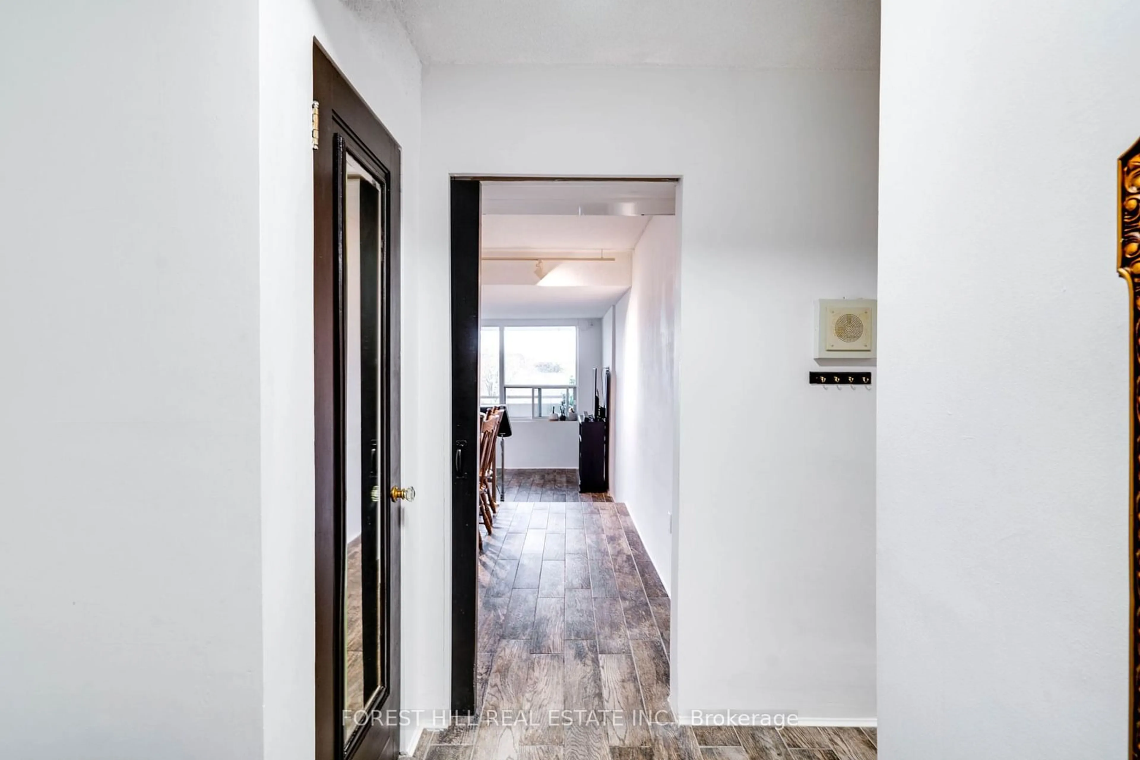 Indoor foyer, wood floors for 1360 York Mills Rd #508, Toronto Ontario M3A 2A2