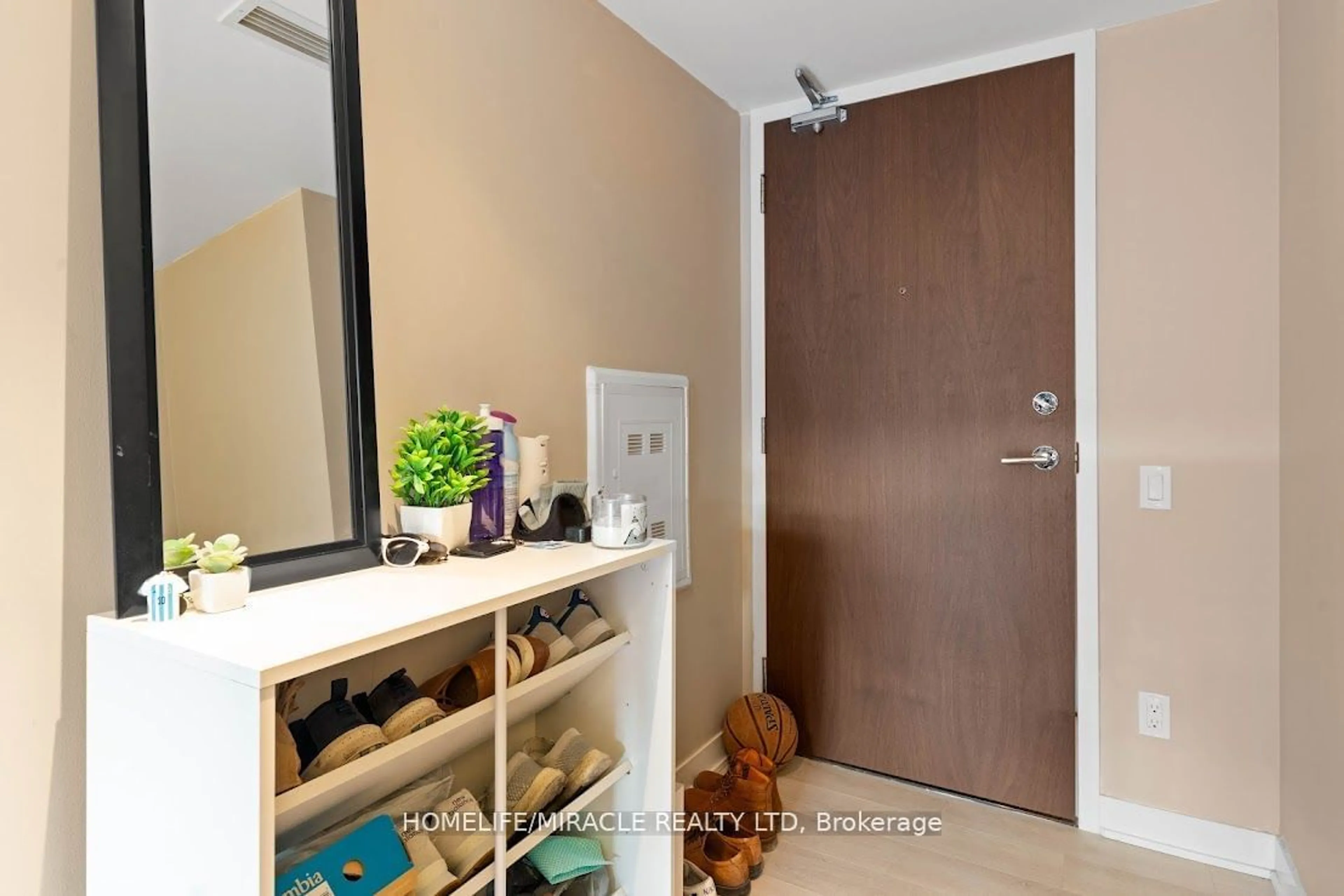 Indoor entryway, wood floors for 80 Queens Wharf Rd #1612, Toronto Ontario M5V 0J3