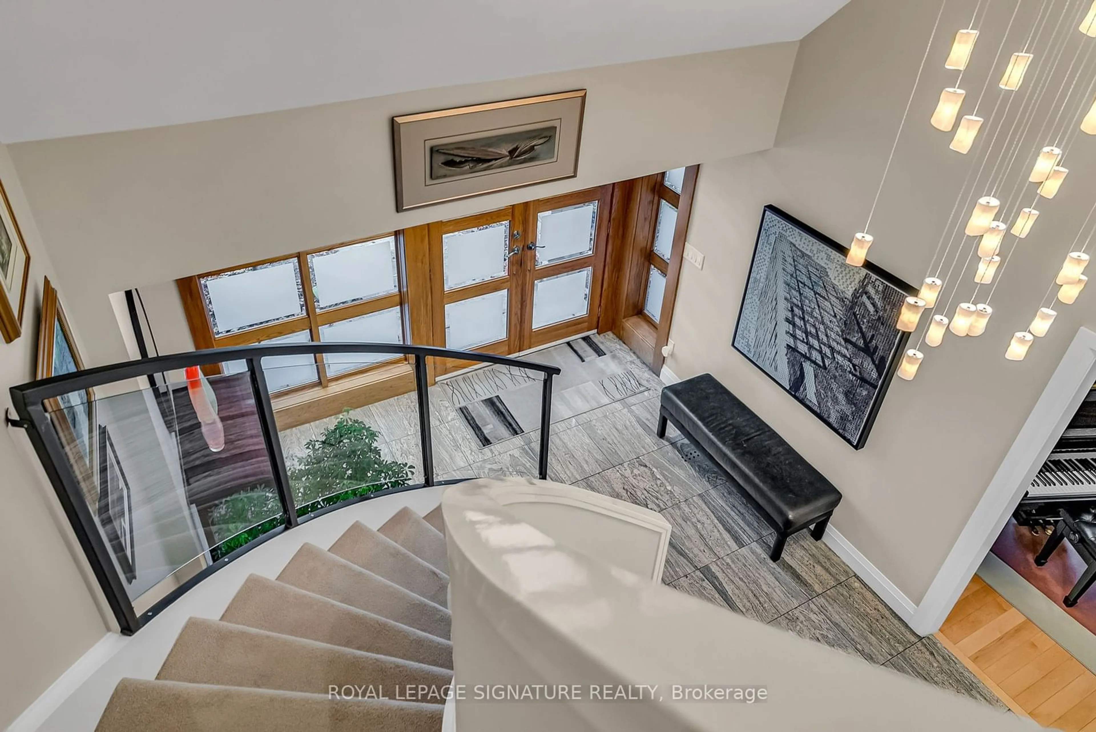 Indoor foyer, cement floor for 26 Lia Cres, Toronto Ontario M3A 1M7