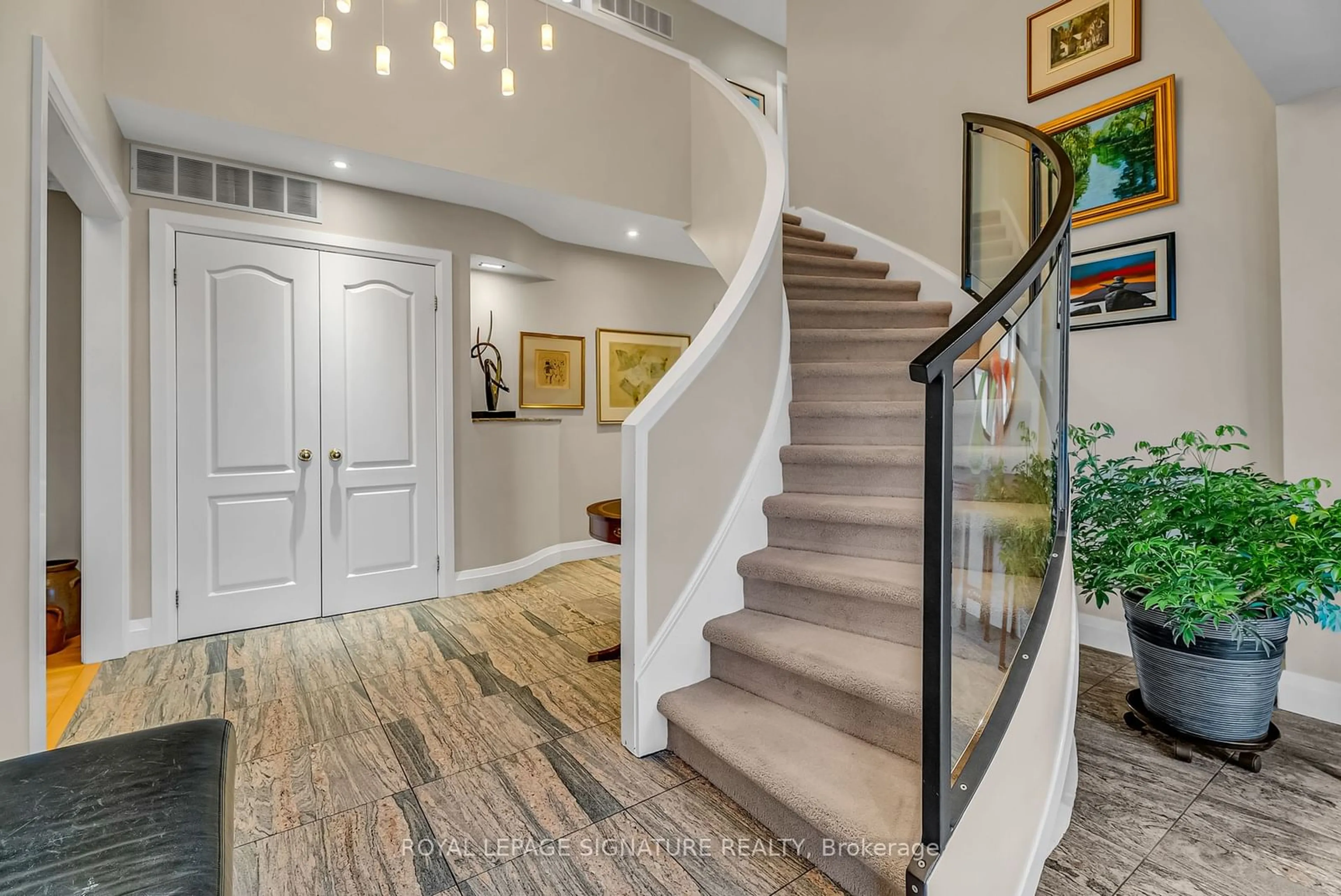 Indoor entryway, wood floors for 26 Lia Cres, Toronto Ontario M3A 1M7