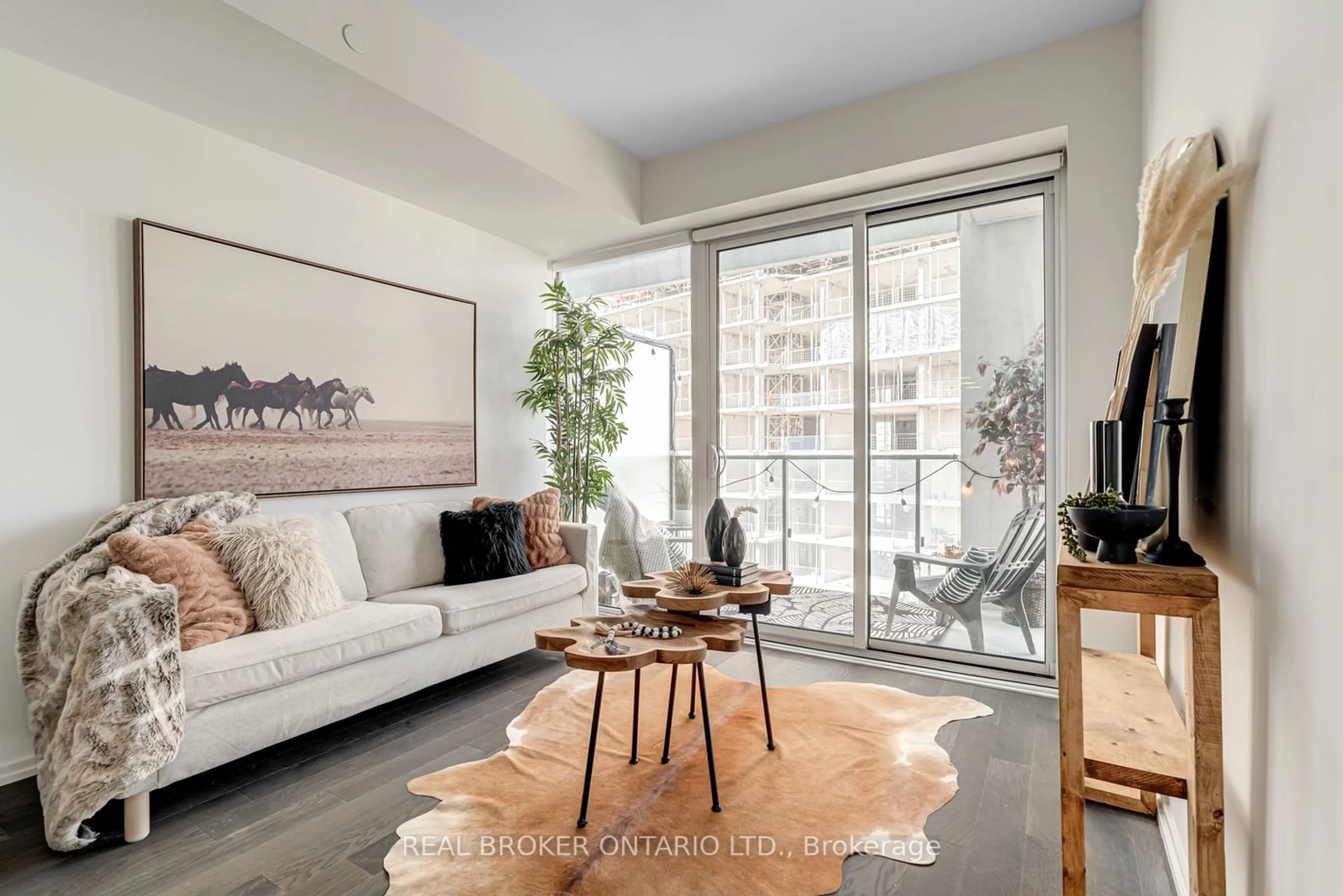 Living room, wood floors for 5 Soudan Ave #2808, Toronto Ontario M4S 0B1