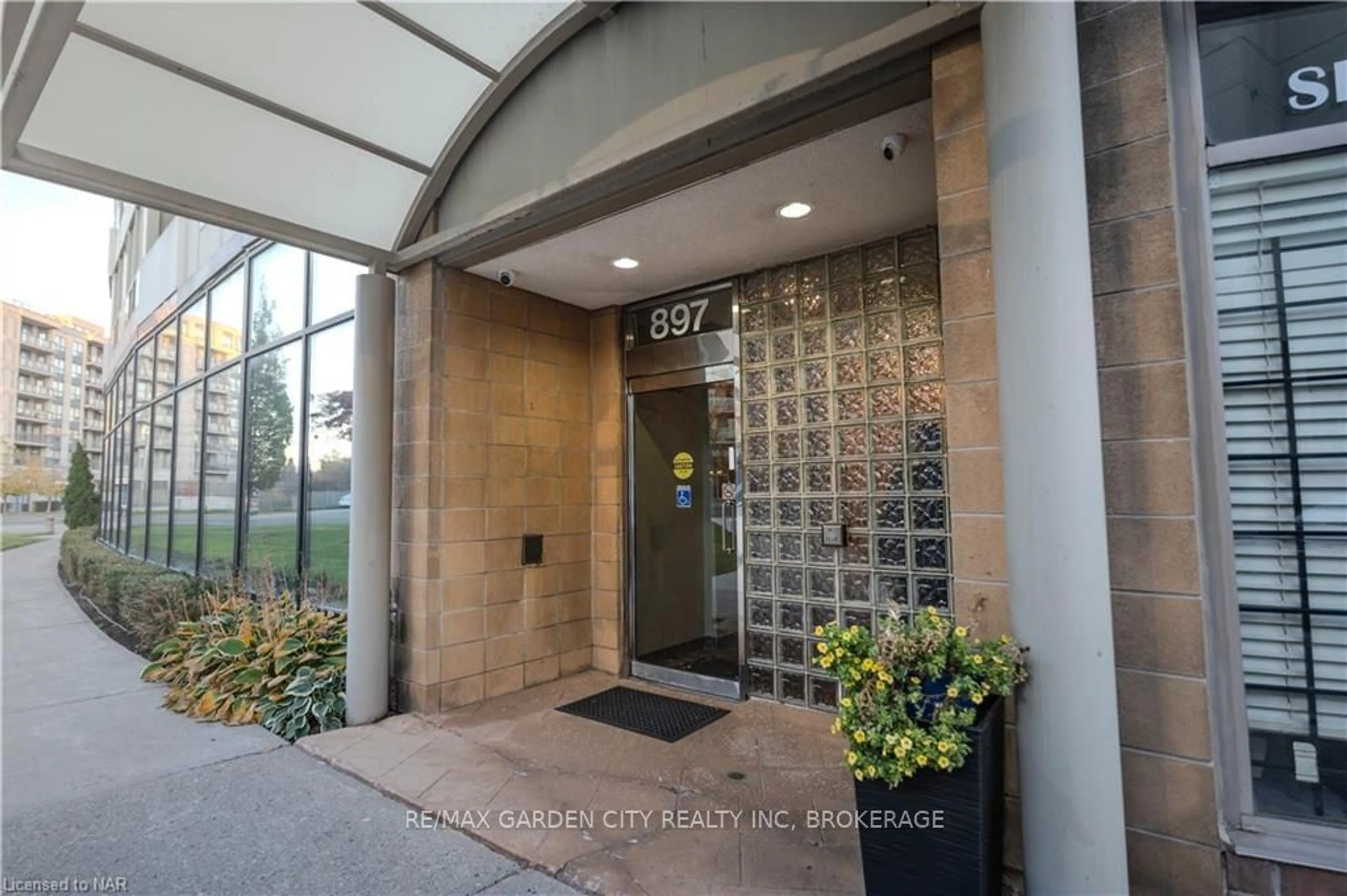 Indoor foyer, cement floor for 897 SHEPPARD Ave #202, Toronto Ontario M3H 2T4