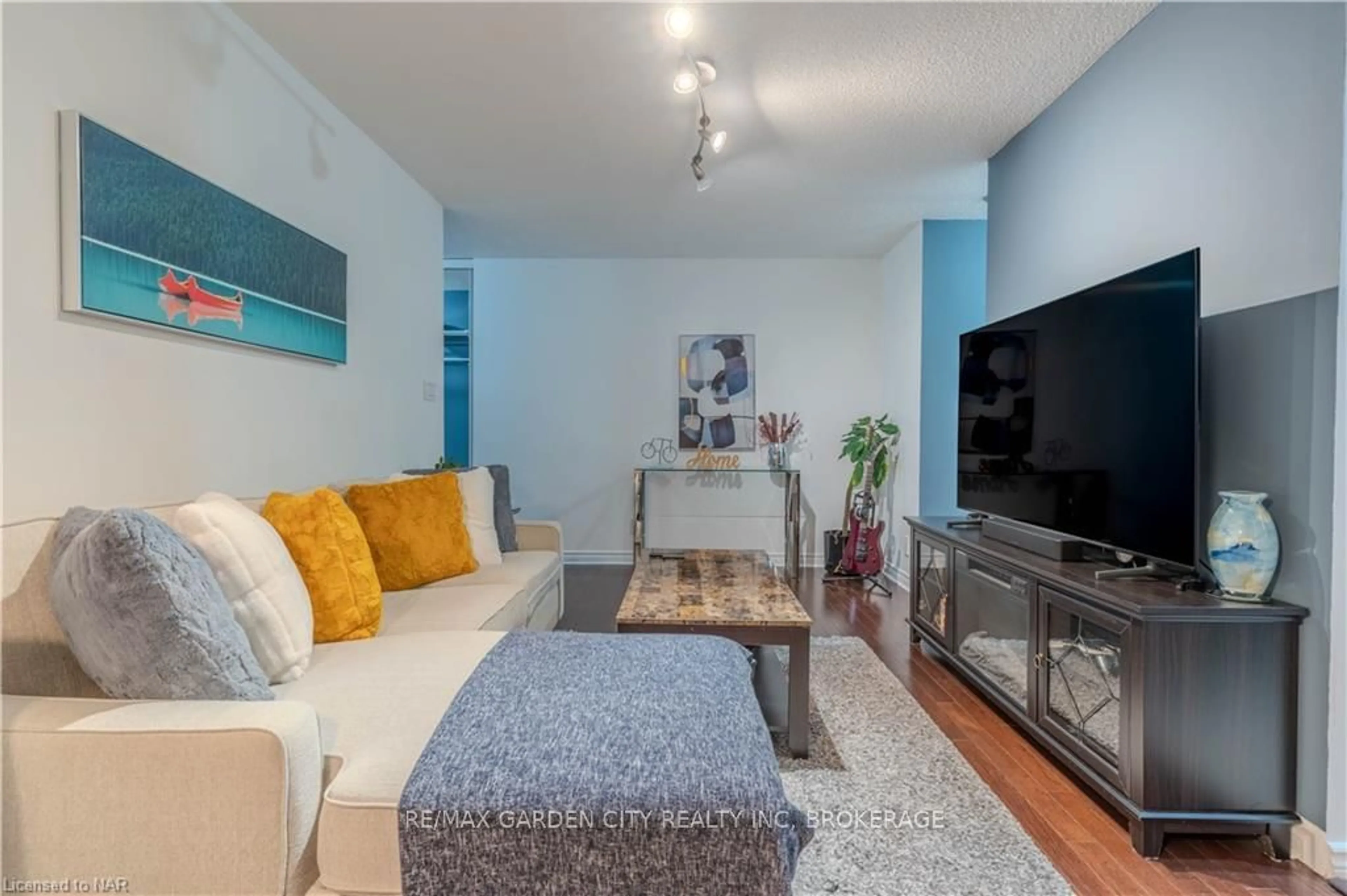 Living room, wood floors for 897 SHEPPARD Ave #202, Toronto Ontario M3H 2T4