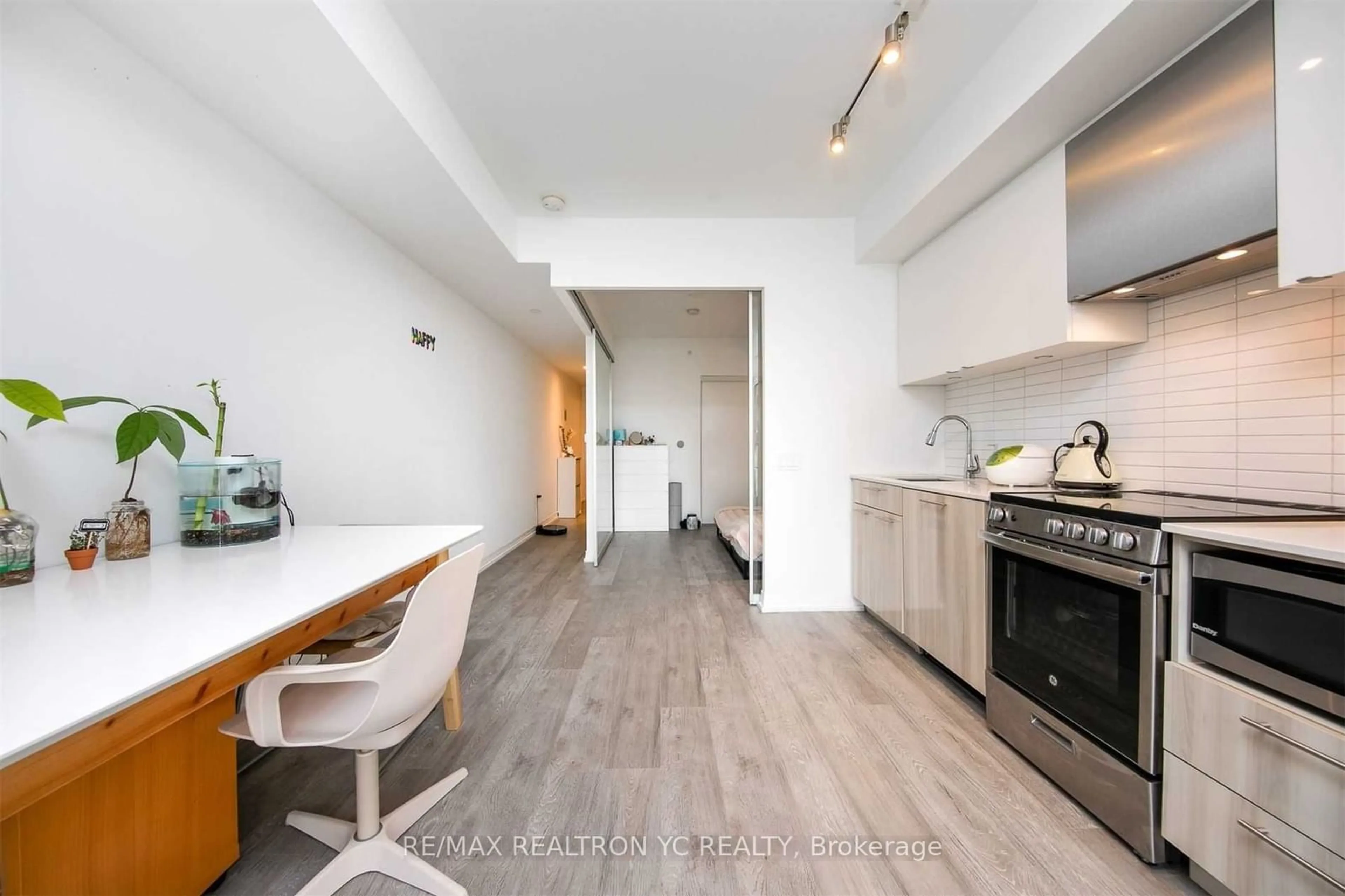 Open concept kitchen for 251 Jarvis St #832, Toronto Ontario M5B 2C2