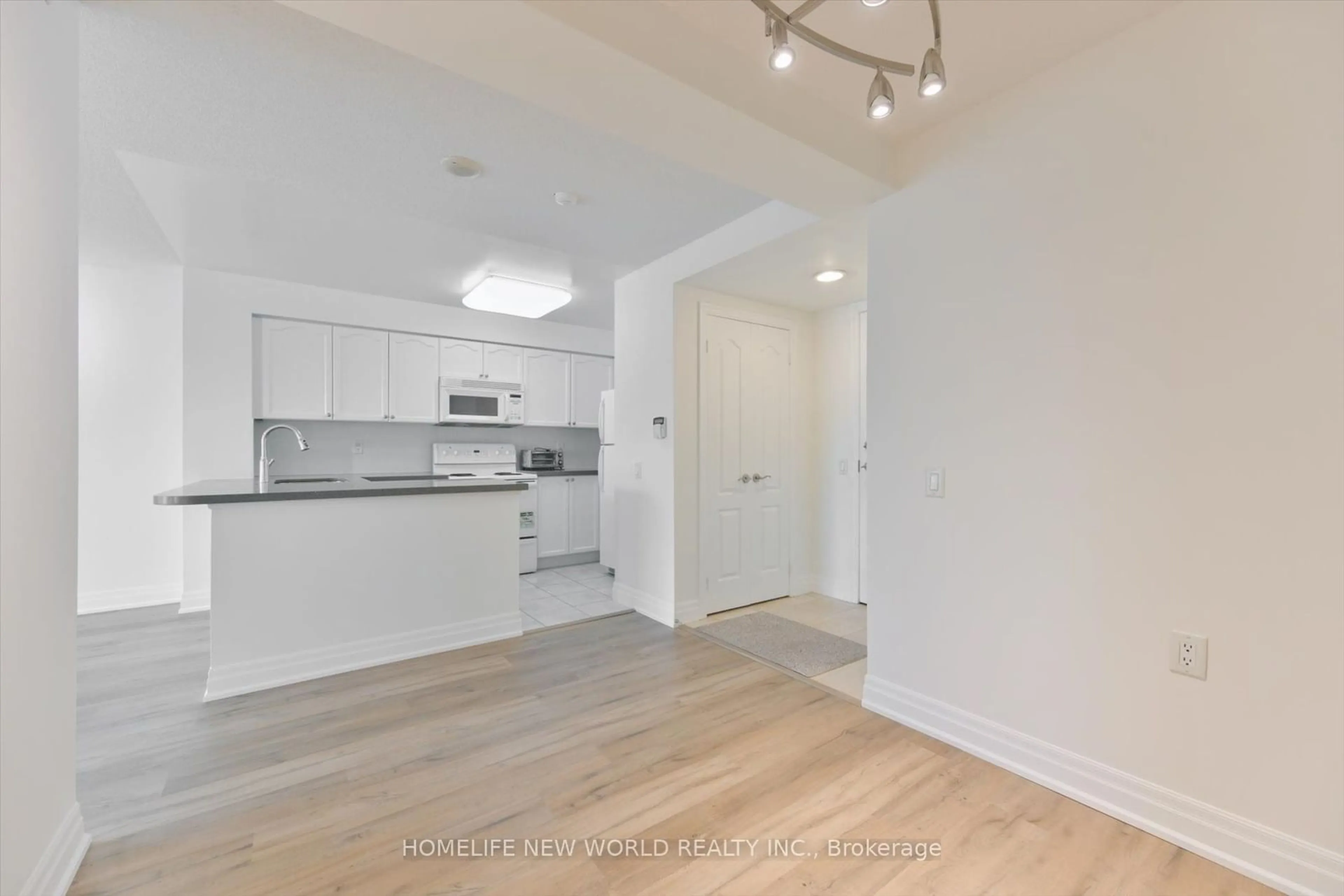 Open concept kitchen for 21 Hillcrest Ave #607, Toronto Ontario M2N 7K2