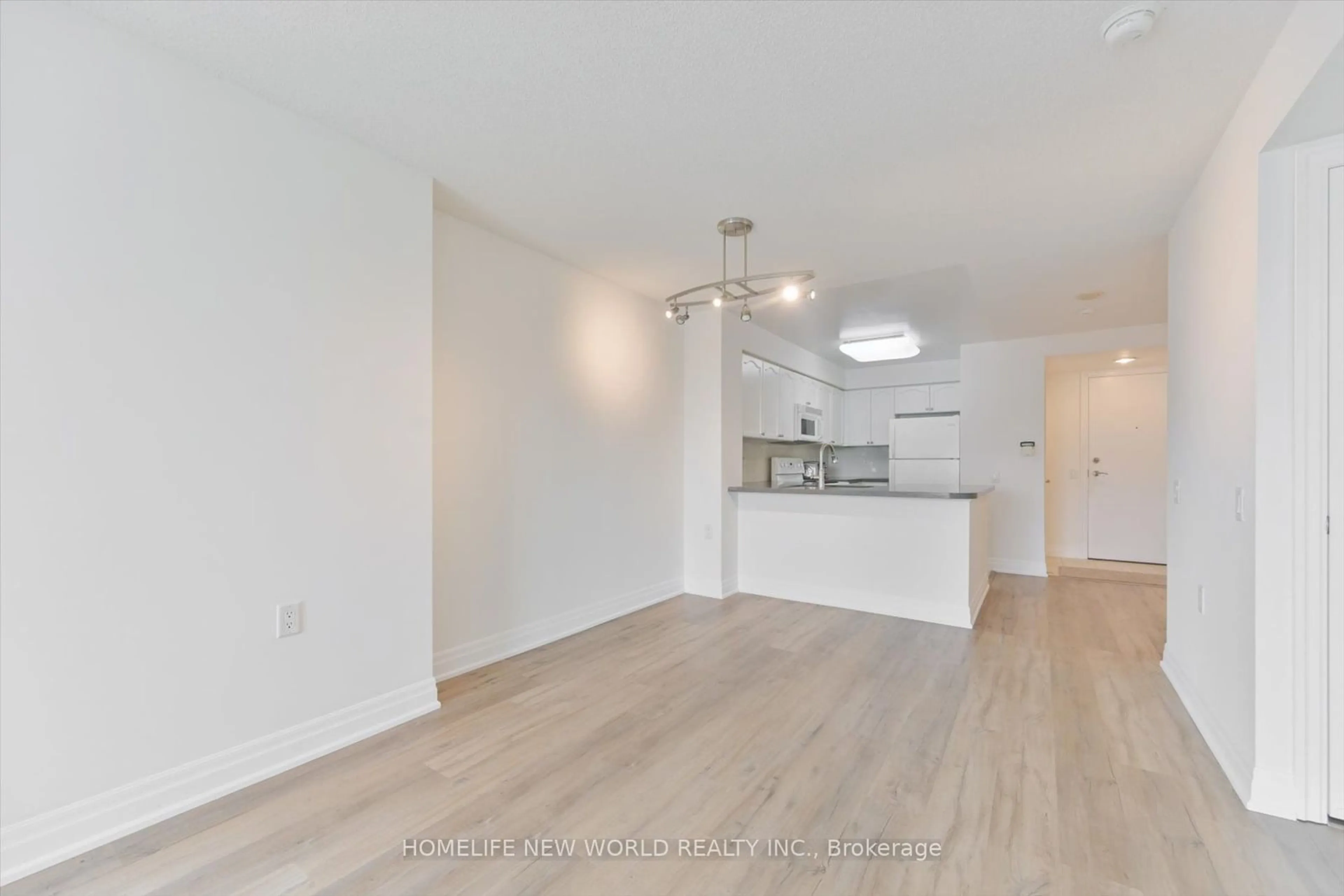 Open concept kitchen for 21 Hillcrest Ave #607, Toronto Ontario M2N 7K2