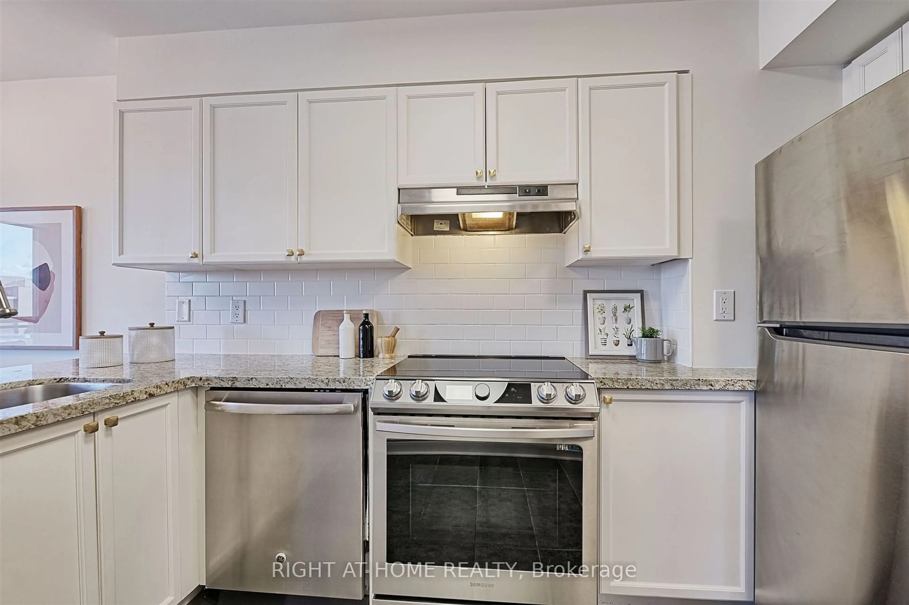 Standard kitchen for 1029 King St #809, Toronto Ontario M6K 3M9