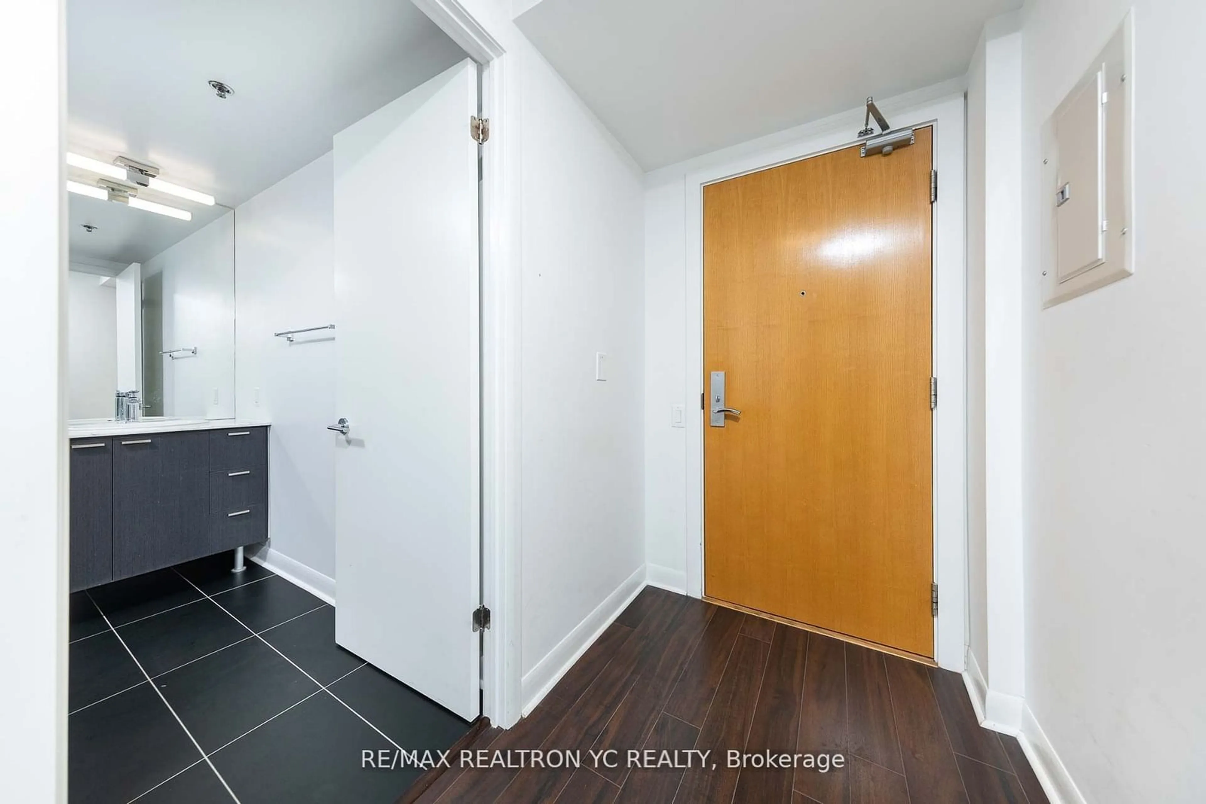 Indoor entryway, unknown floor for 375 King St #1403, Toronto Ontario M5V 1K5