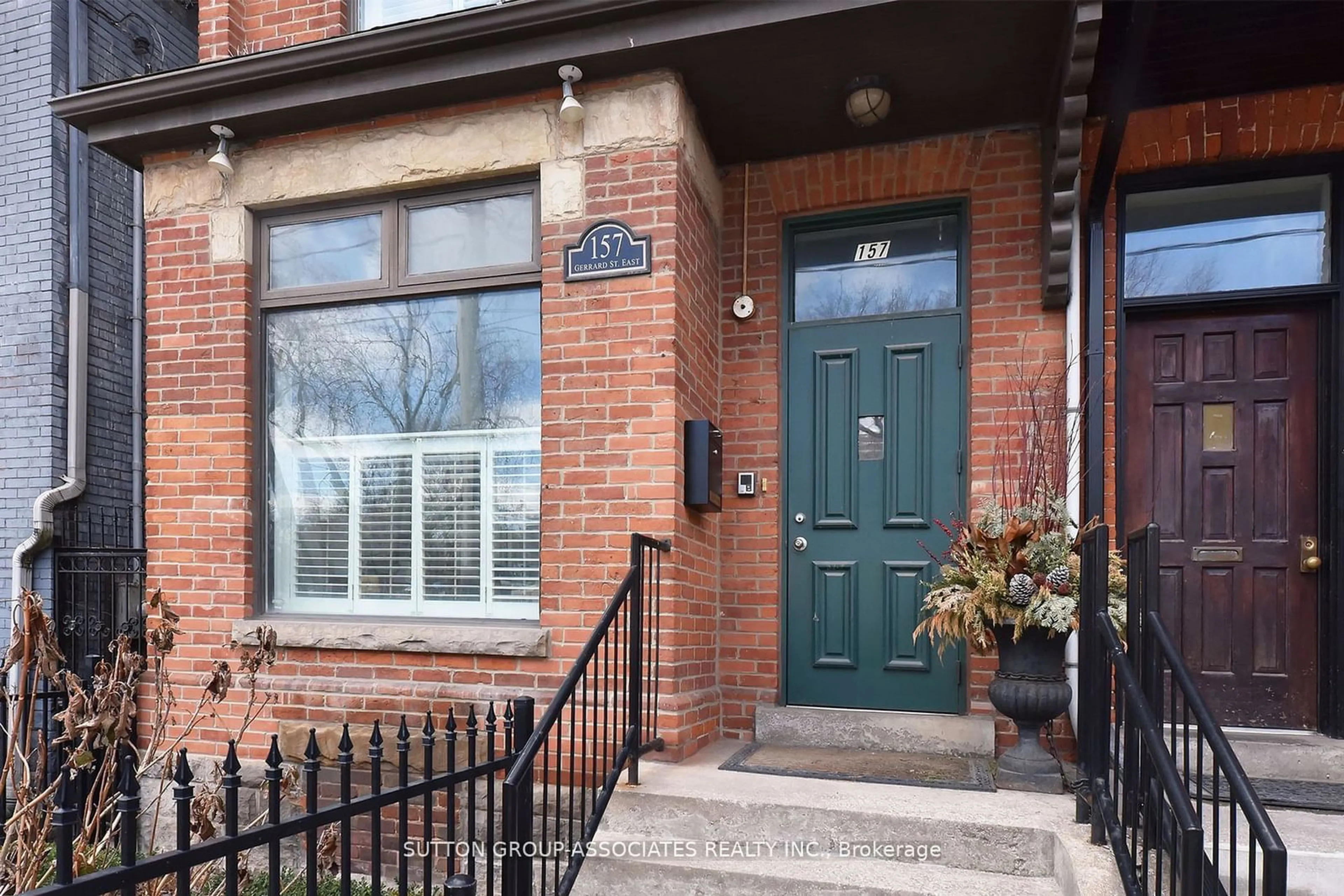 Home with brick exterior material for 157 Gerrard St, Toronto Ontario M5A 2E4