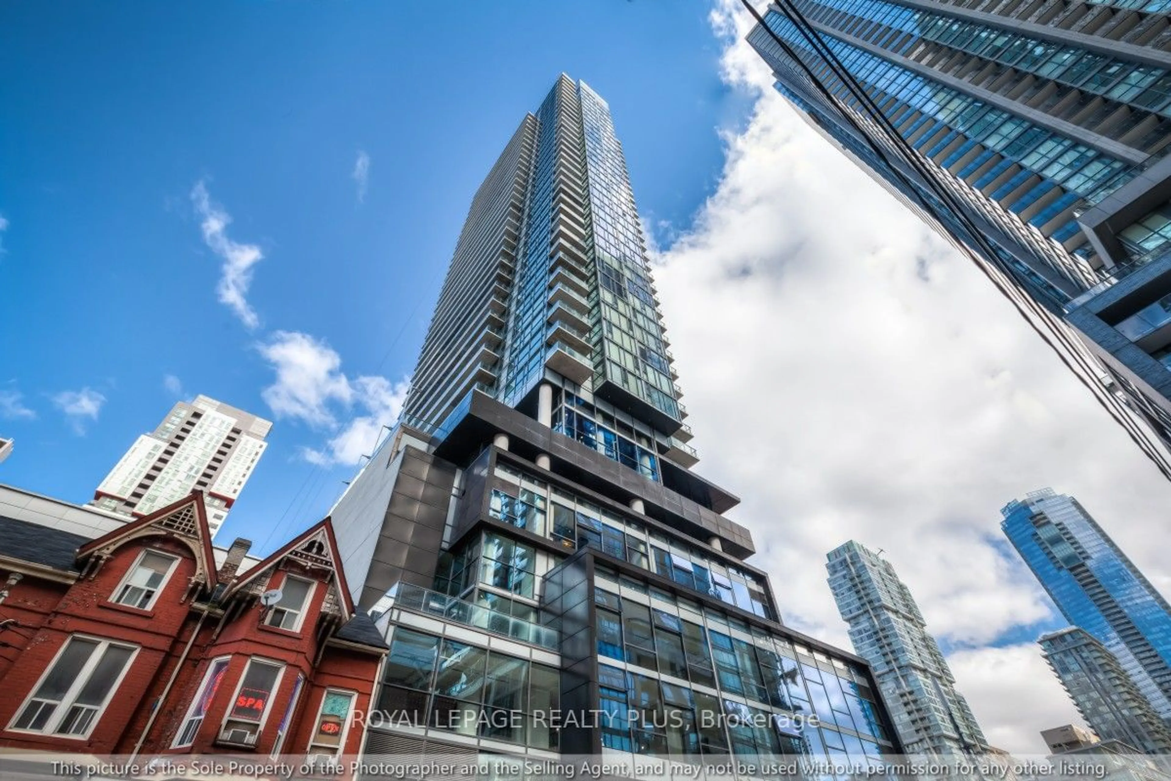 A pic from exterior of the house or condo, the view of city buildings for 290 Adelaide St #2005, Toronto Ontario M5V 1P6