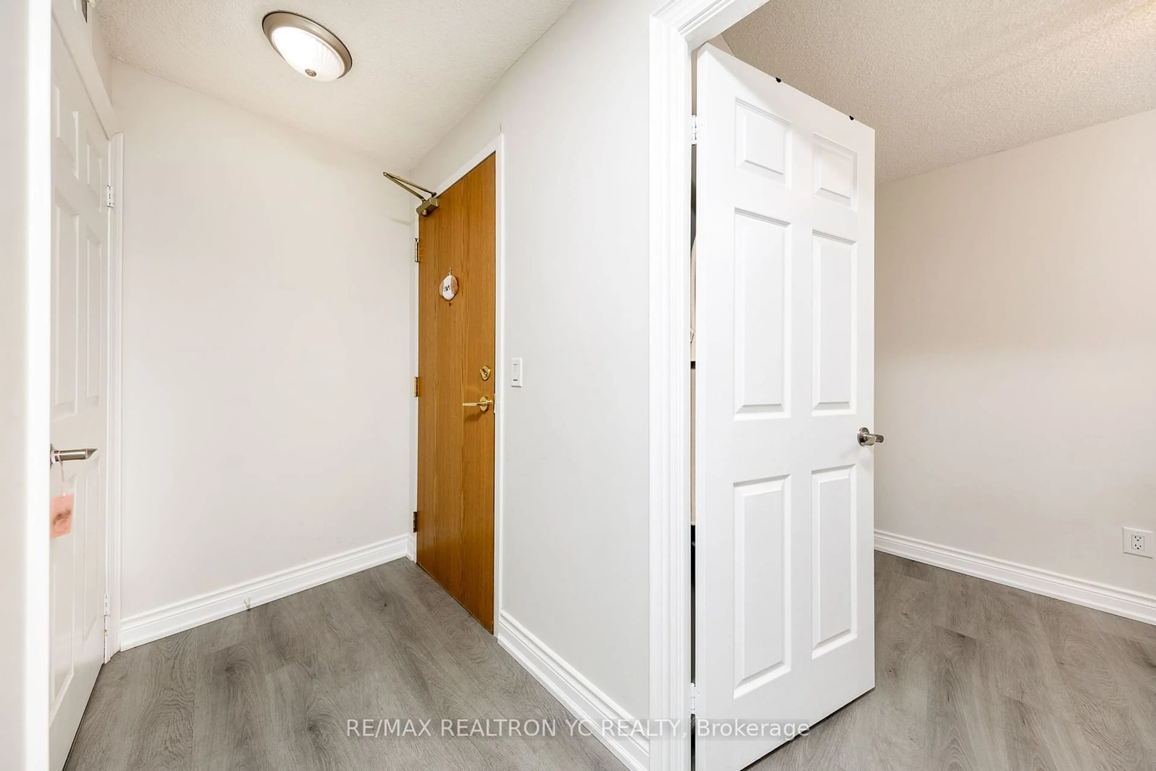 Indoor entryway, wood floors for 5508 Yonge St #1101, Toronto Ontario M2N 7L2