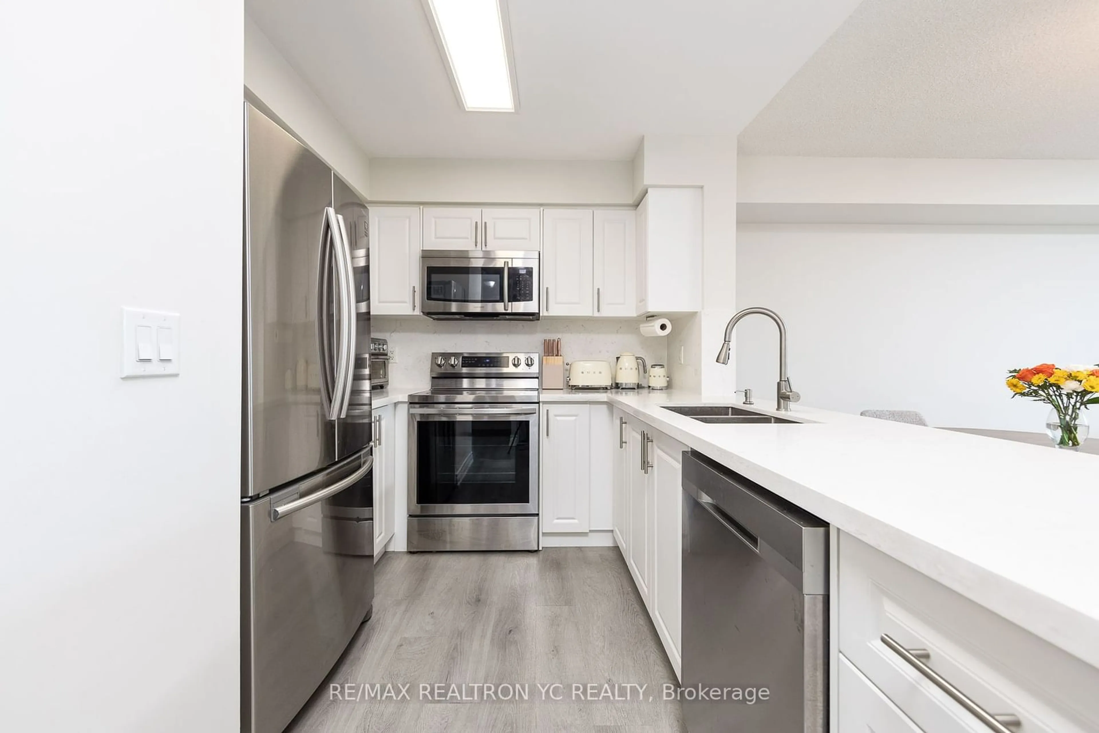 Open concept kitchen for 5508 Yonge St #1101, Toronto Ontario M2N 7L2