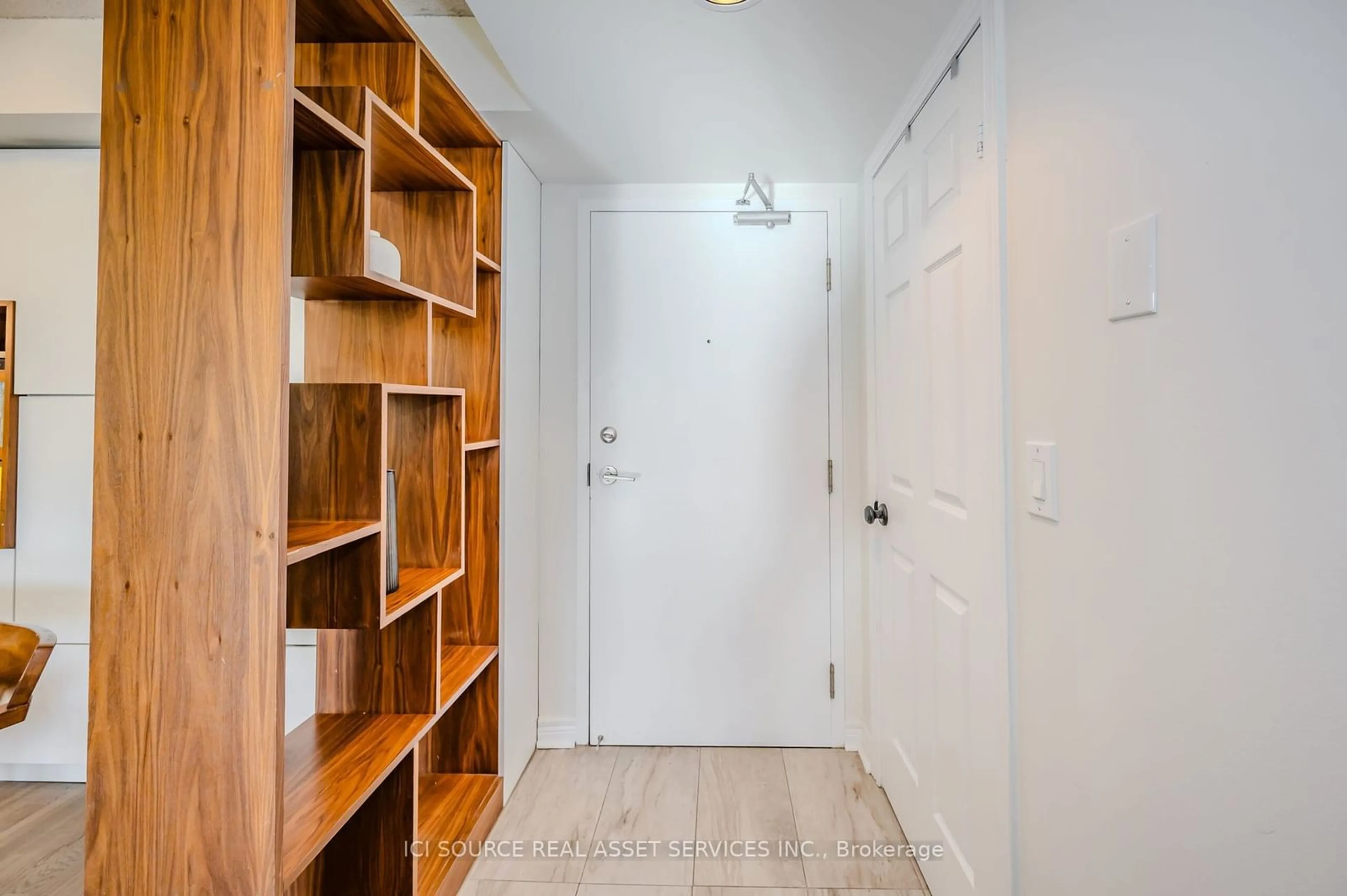 Indoor entryway, wood floors for 211 Randolph Rd #316, Toronto Ontario M4G 4H1